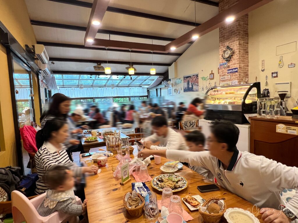 南法玫瑰莊園大長桌家族用餐場景｜桃園親子餐廳