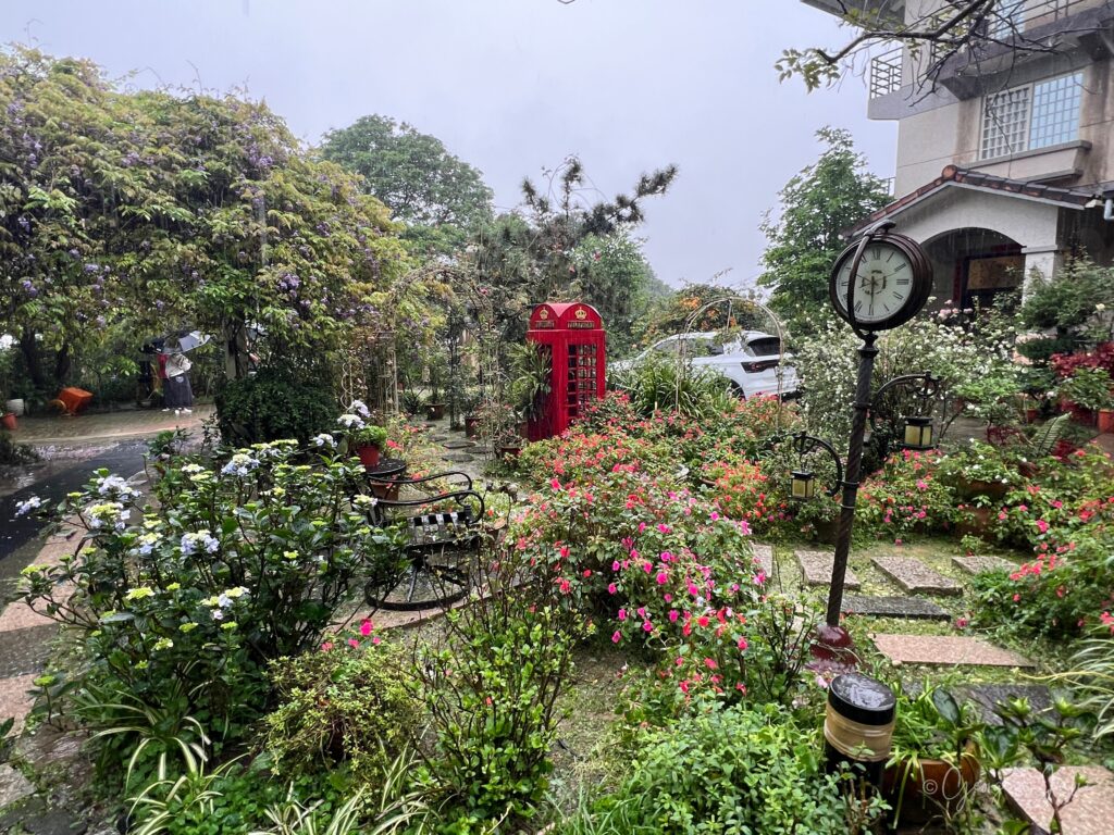 南法玫瑰莊園雨天玫瑰花圃花園外觀