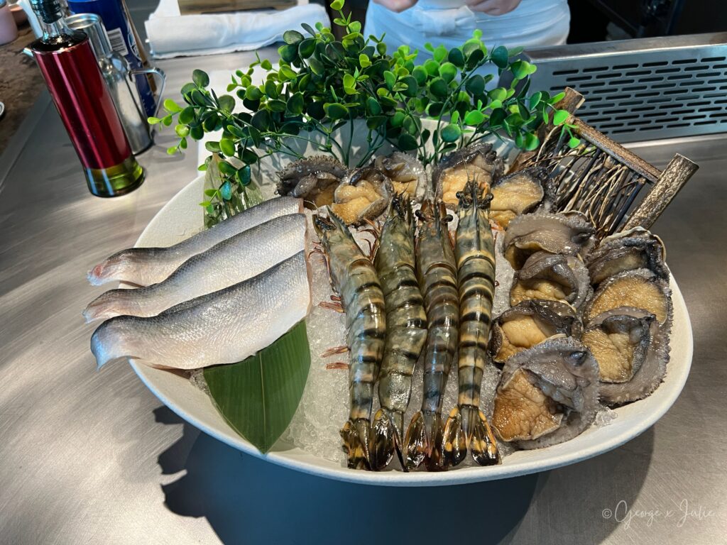 大冰盤食材展示：整尾午仔魚、海虎蝦、南非鮑魚
