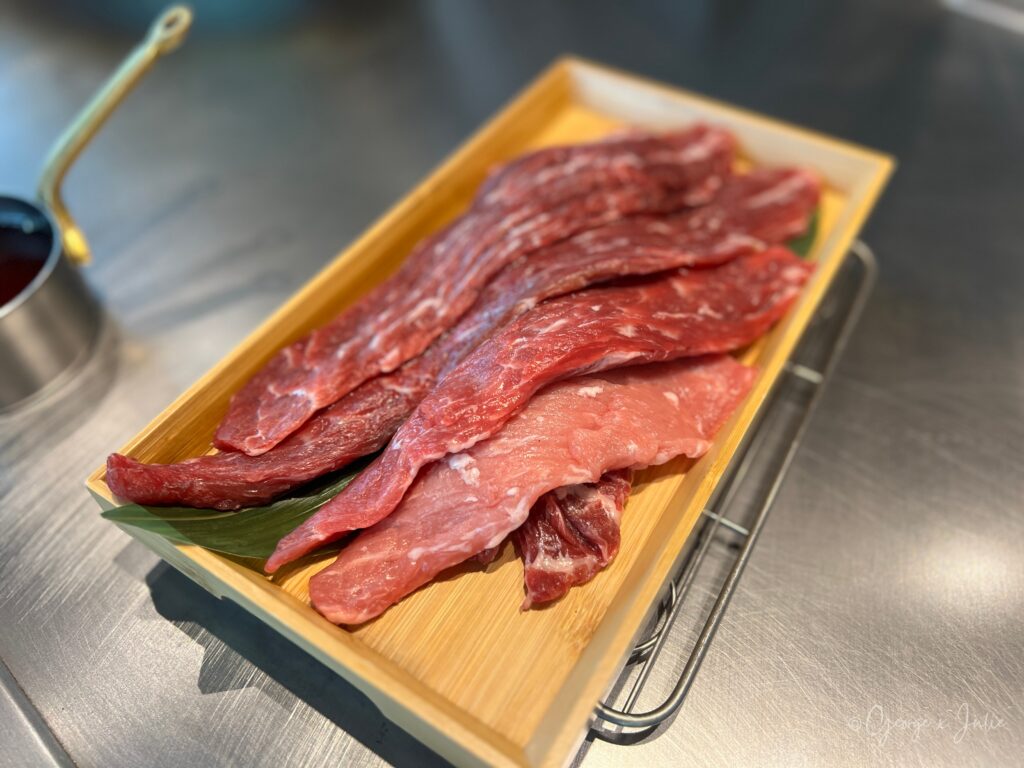 木盤上的伊比利豬上蓋肉，油花分布漂亮