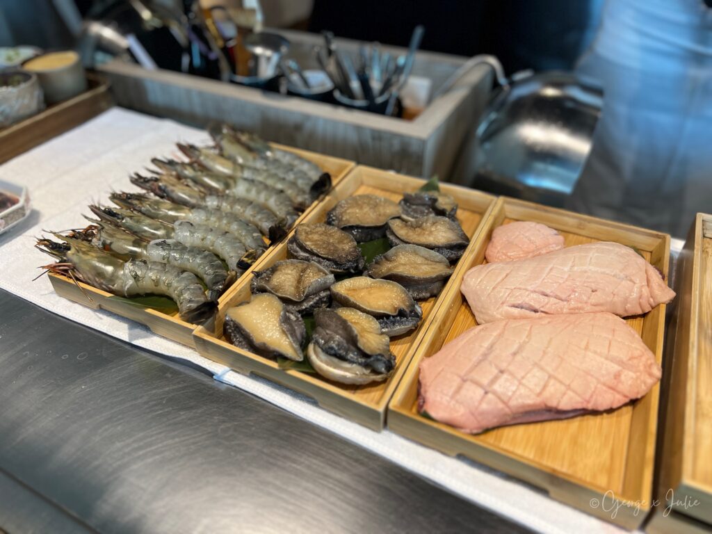 木盒三格食材：海虎蝦、鮑魚片、食材備料
