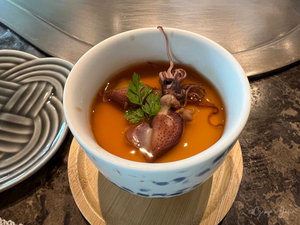 螢光烏賊茶碗蒸，細滑蒸蛋，螢光烏賊點綴其上