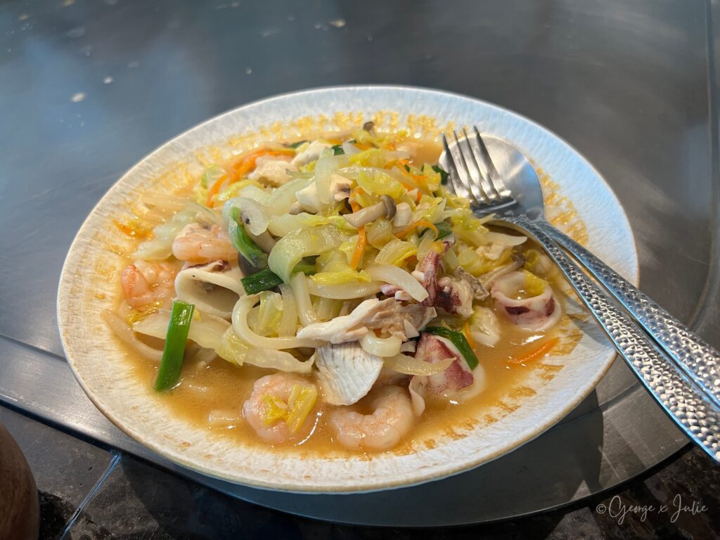 小朋友炒烏龍麵，鐵板炒製