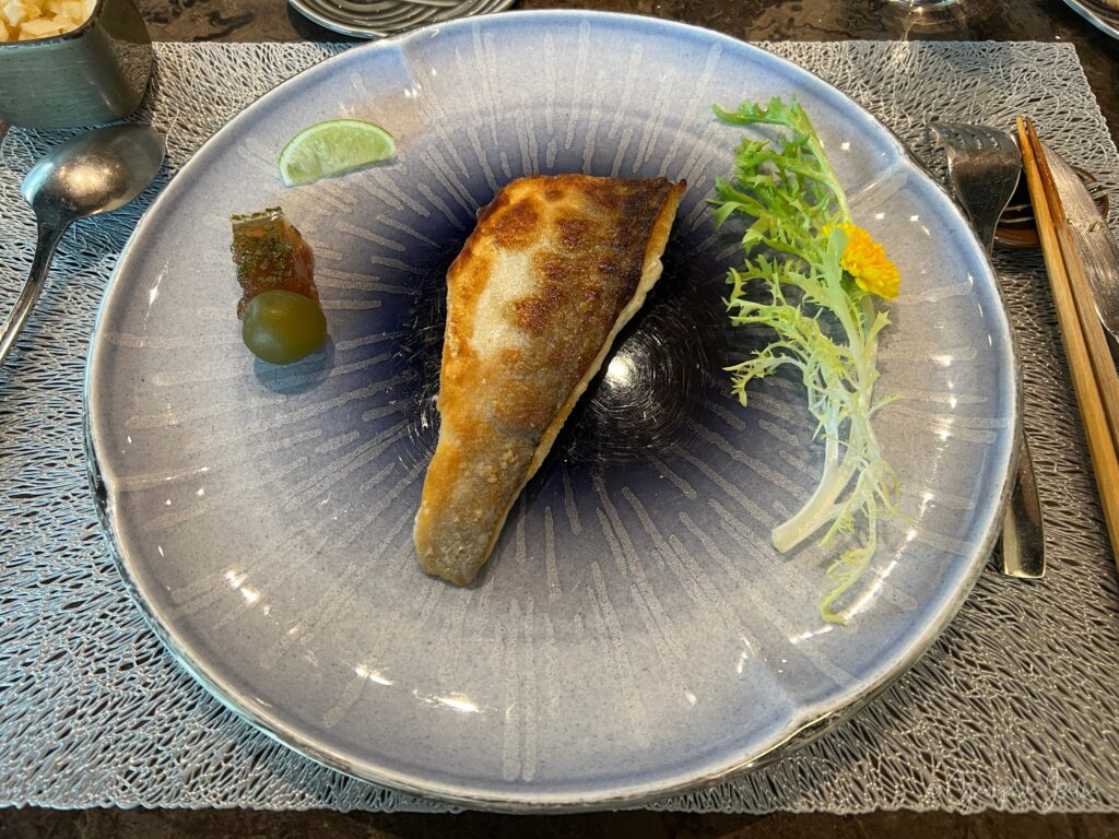乾煎午仔魚搭紫蘇梅蘋果凍，皮酥肉嫩，深藍紫色盤