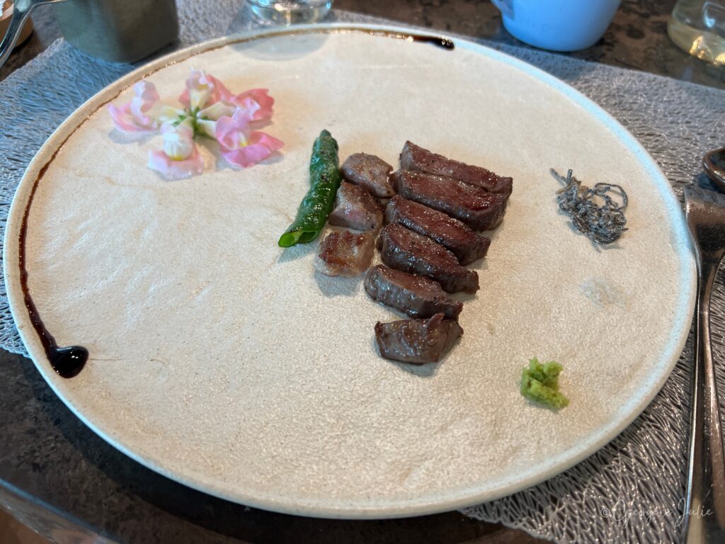 伊比利豬上蓋肉切片，佐昆布鹽、松露鹽與芥末，白色盤，花瓣裝飾