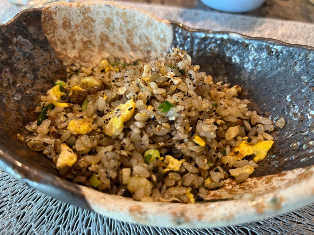 個人份松露蛋炒飯，深色手感陶碗