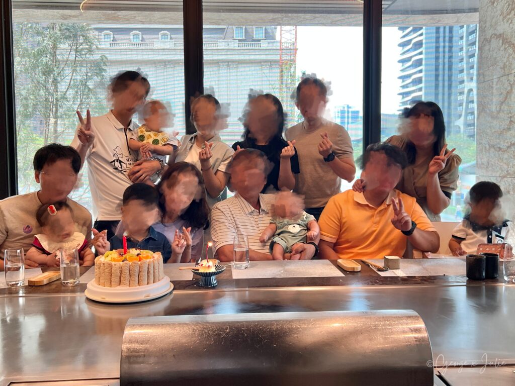 全家大合照，生日蛋糕，窗外桃園市景，歡樂溫馨