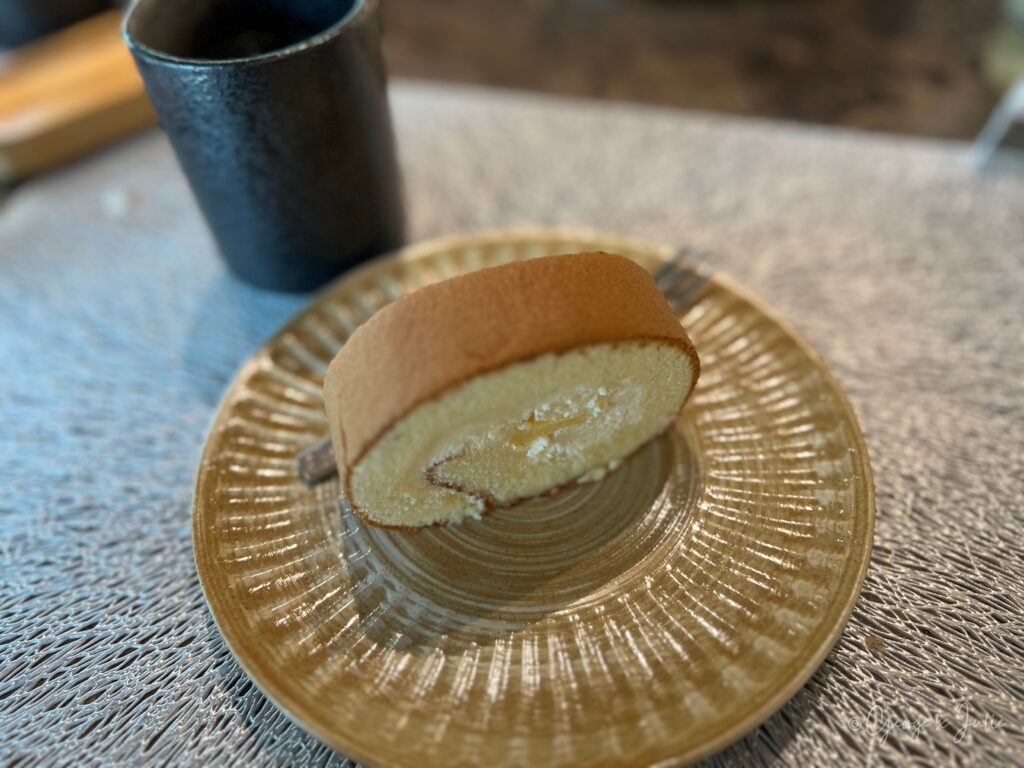 個人份生乳捲，精緻陶盤盛裝