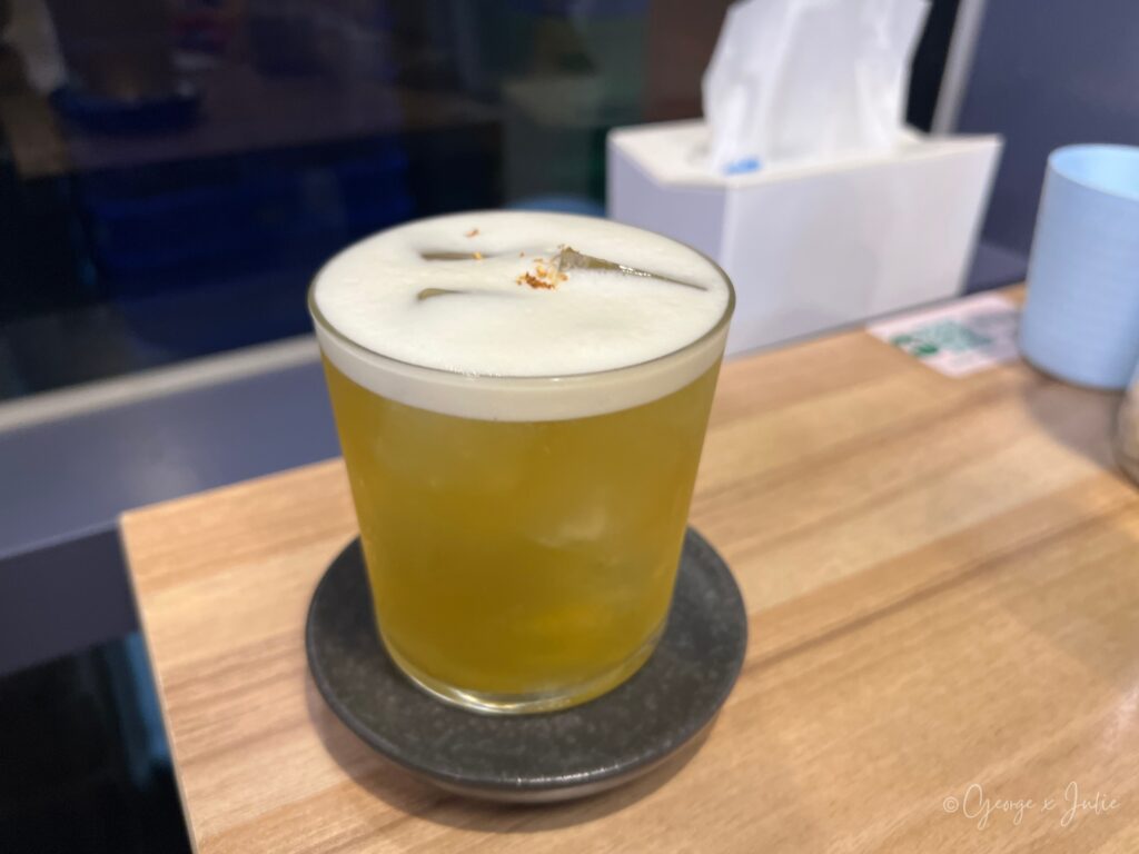 輕綠舍特調黃綠色泡沫飲料，青埔咖啡廳網美飲品