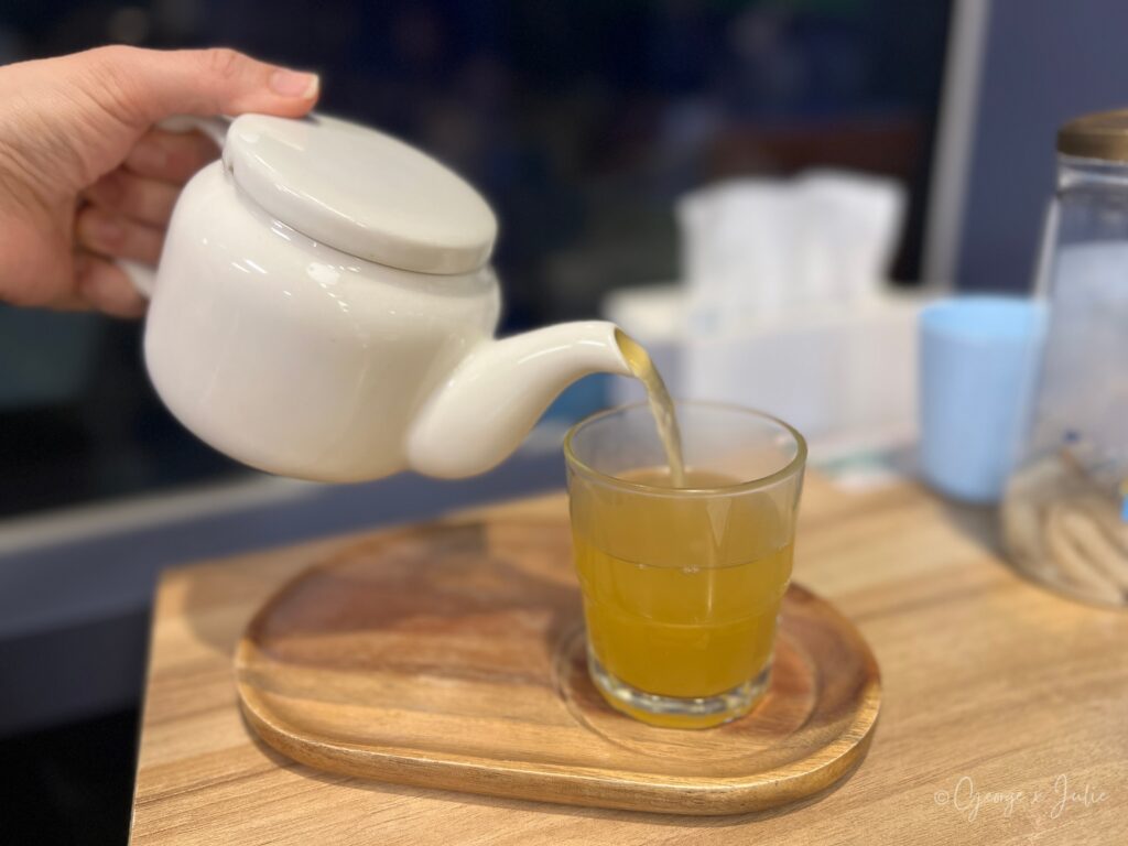 輕綠舍橘之鄉金棗茶，白色茶壺倒入玻璃杯，儀式感十足