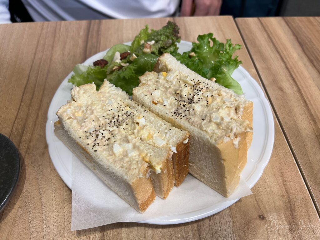 輕綠舍招牌蛋沙拉三明治，厚切白吐司夾滿紮實蛋沙拉，青埔早午餐推薦餐點