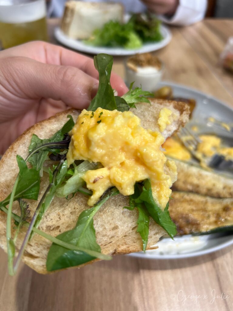 輕綠舍早午餐，把香料爐烤櫛瓜套餐的料夾進麵包裡一起吃