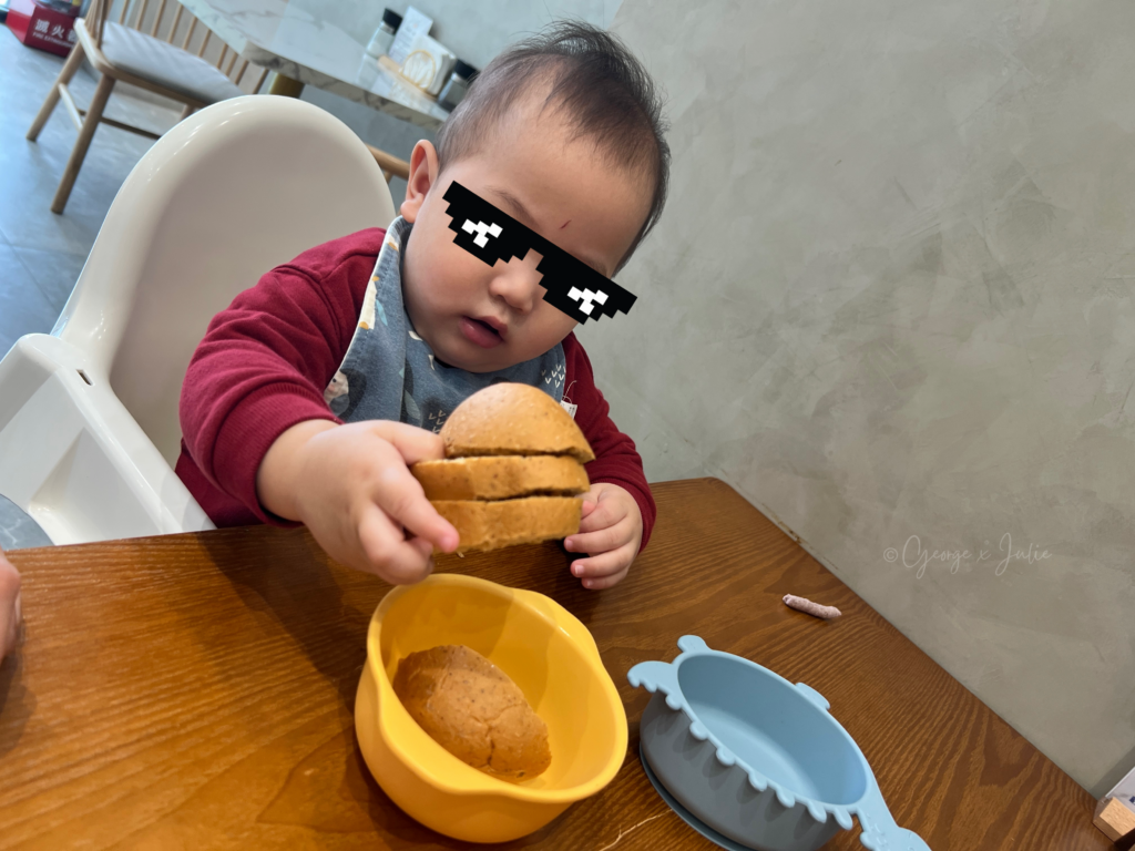 寶飽自己拿麵包吃