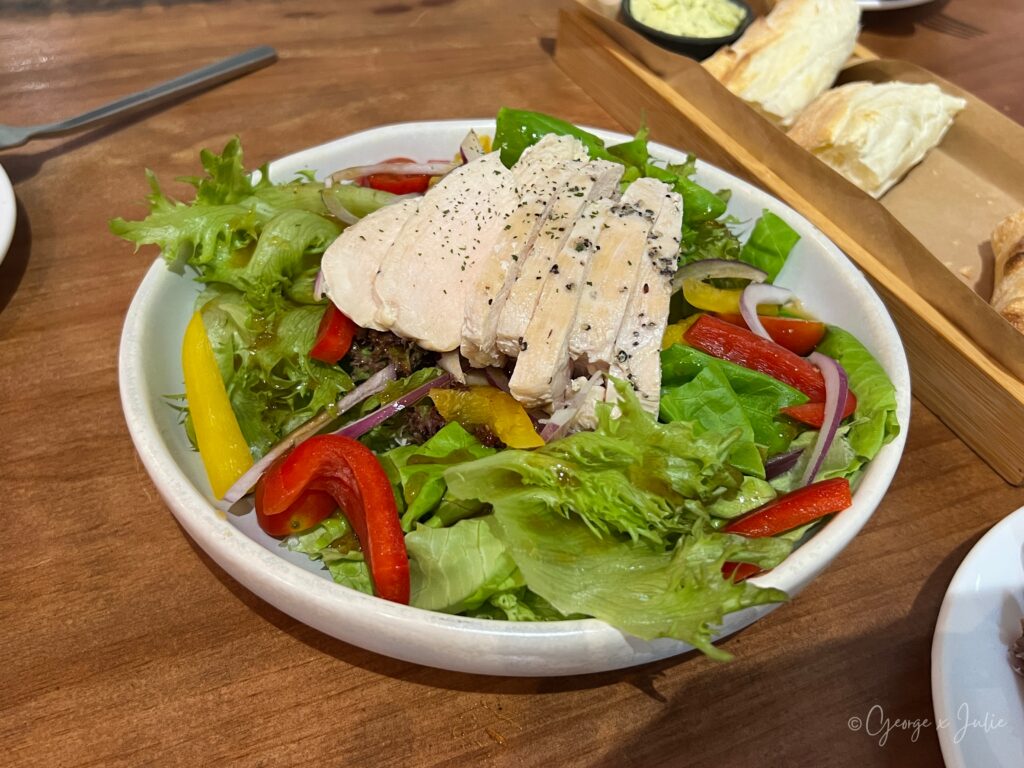【桃園青埔美食】三十六號轉角披薩店|手工披薩義大利麵燉飯,青埔高鐵站附近聚餐推薦 23 嫩煎雞肉沙拉(和風醬)