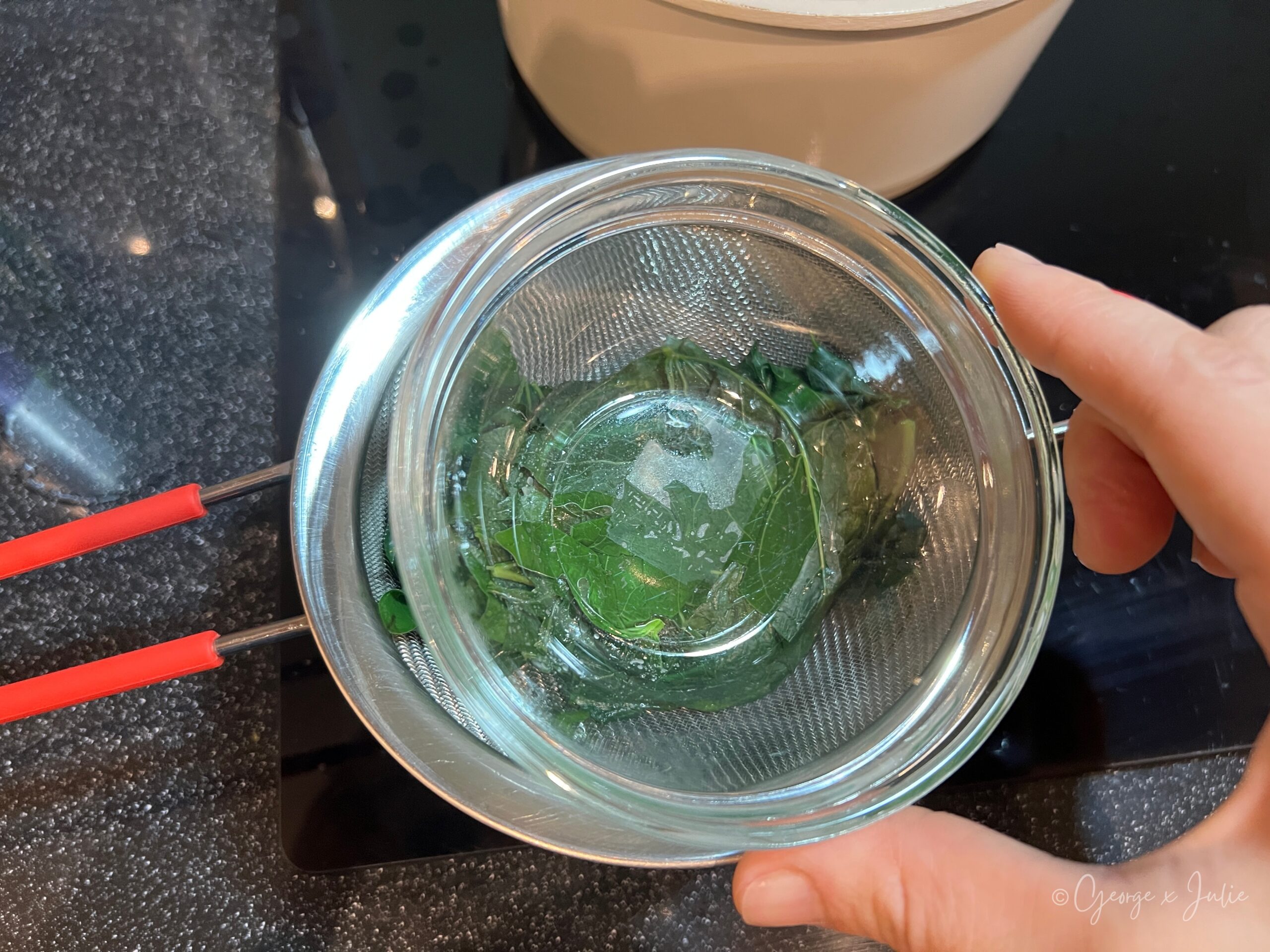 擠乾地瓜葉多餘水分