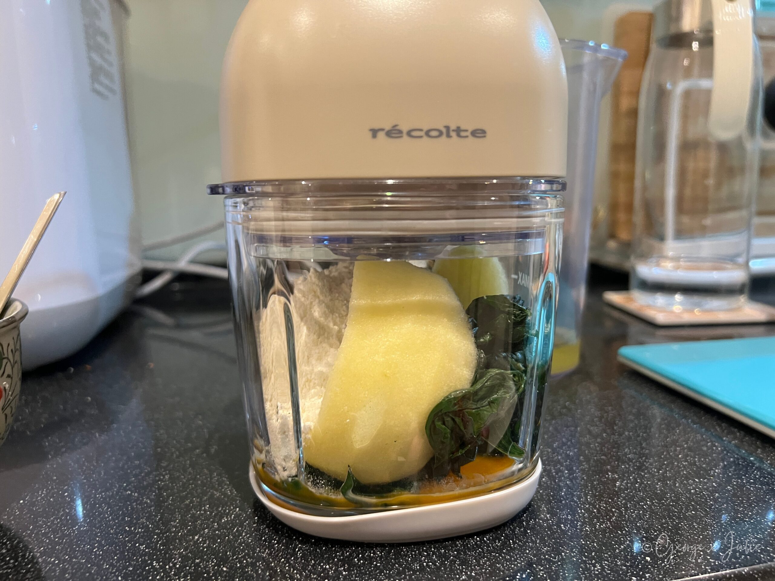 récolte 調理機側面，杯裡有全部食材