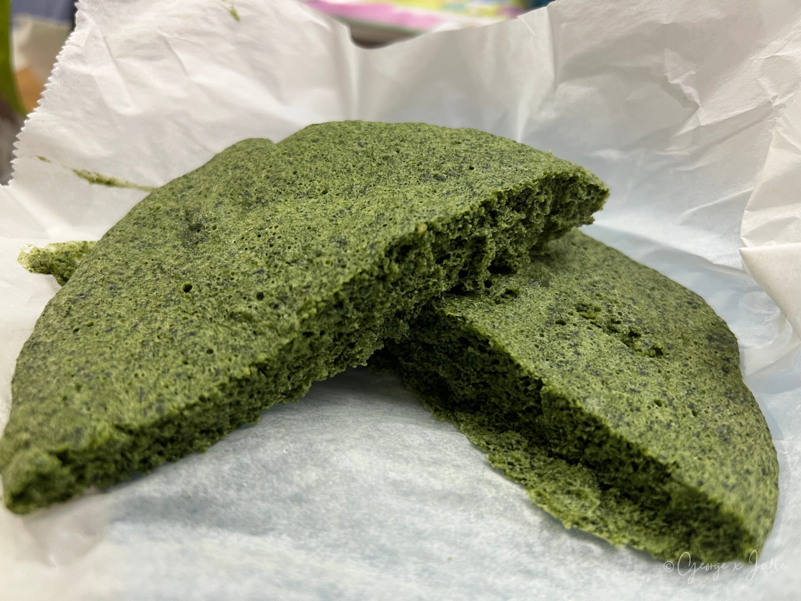 切開的蛋糕剖面，可見深綠色蓬鬆質地和氣孔