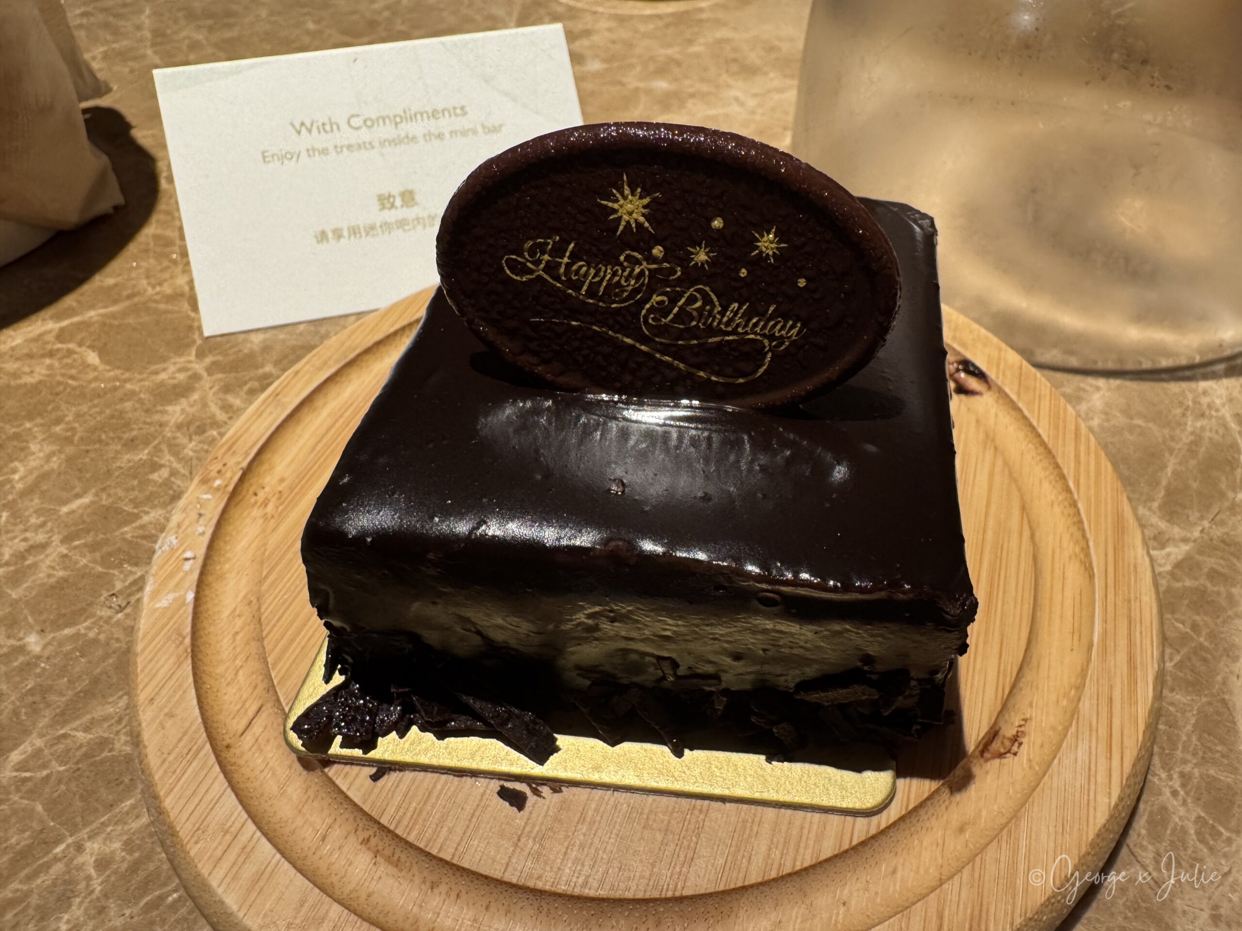 飯店附上致意卡與巧克力生日蛋糕