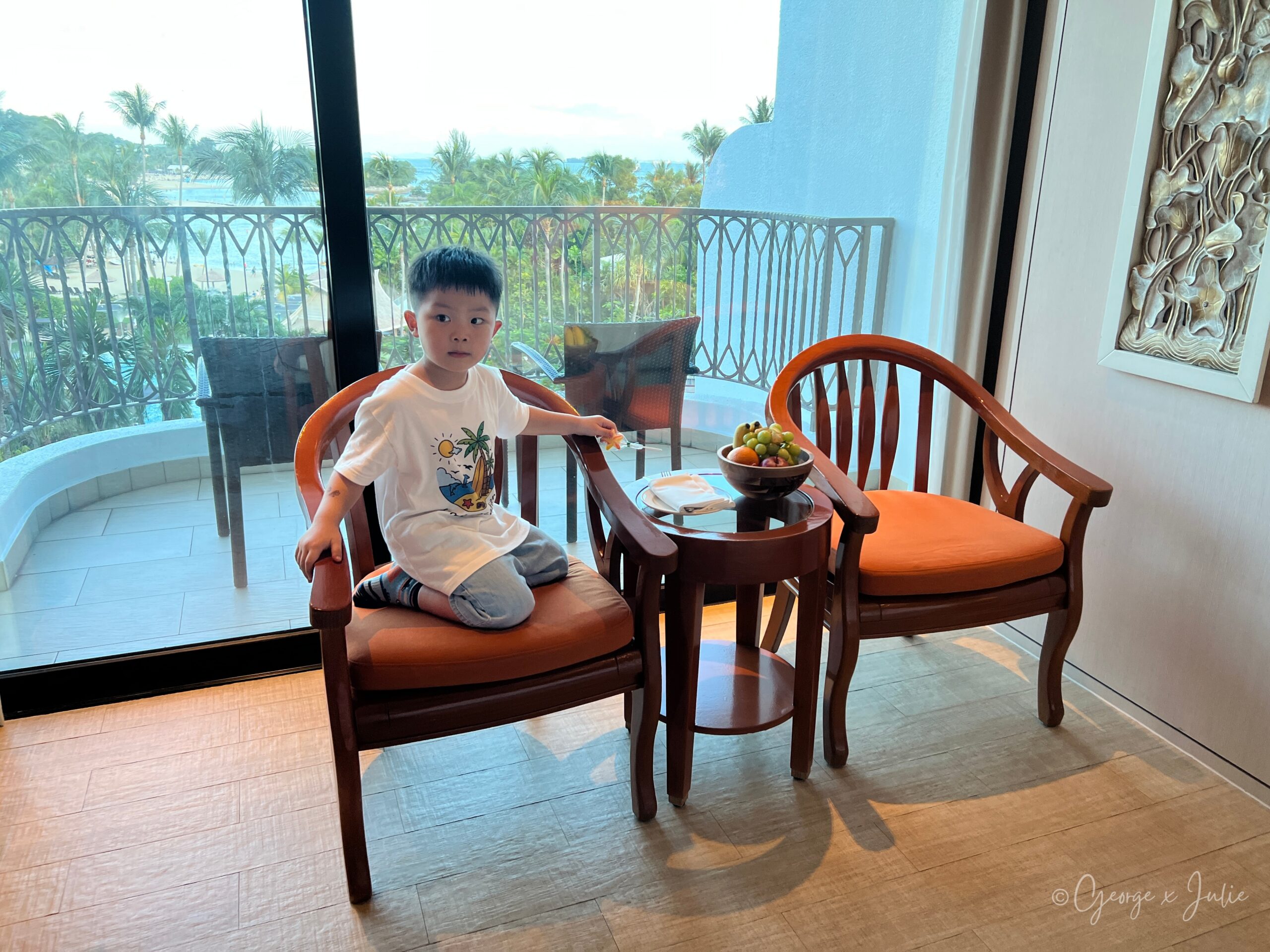哥哥坐在陽台椅子上