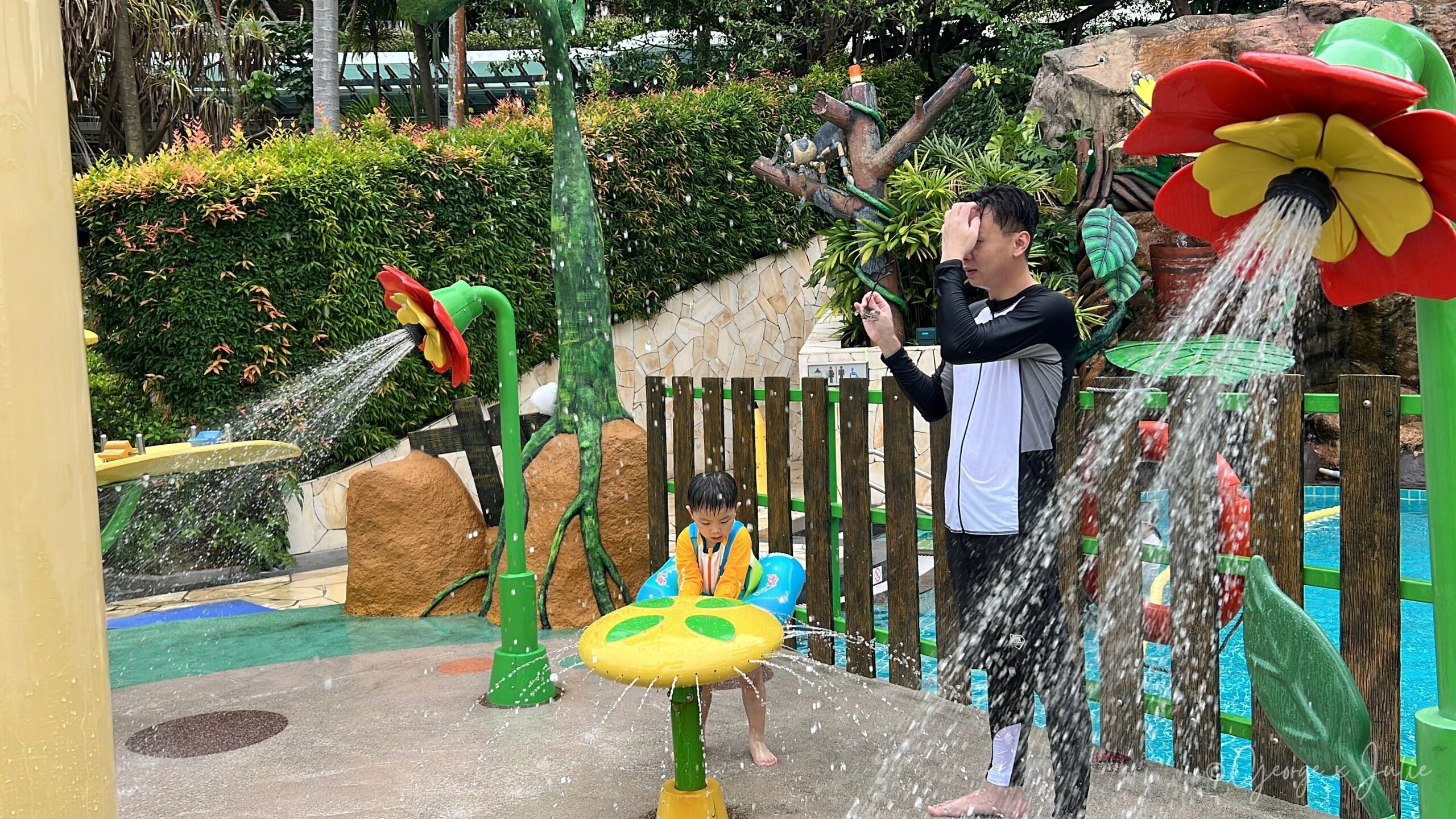 爸爸陪 Jensen 在 Splash Pad 玩水