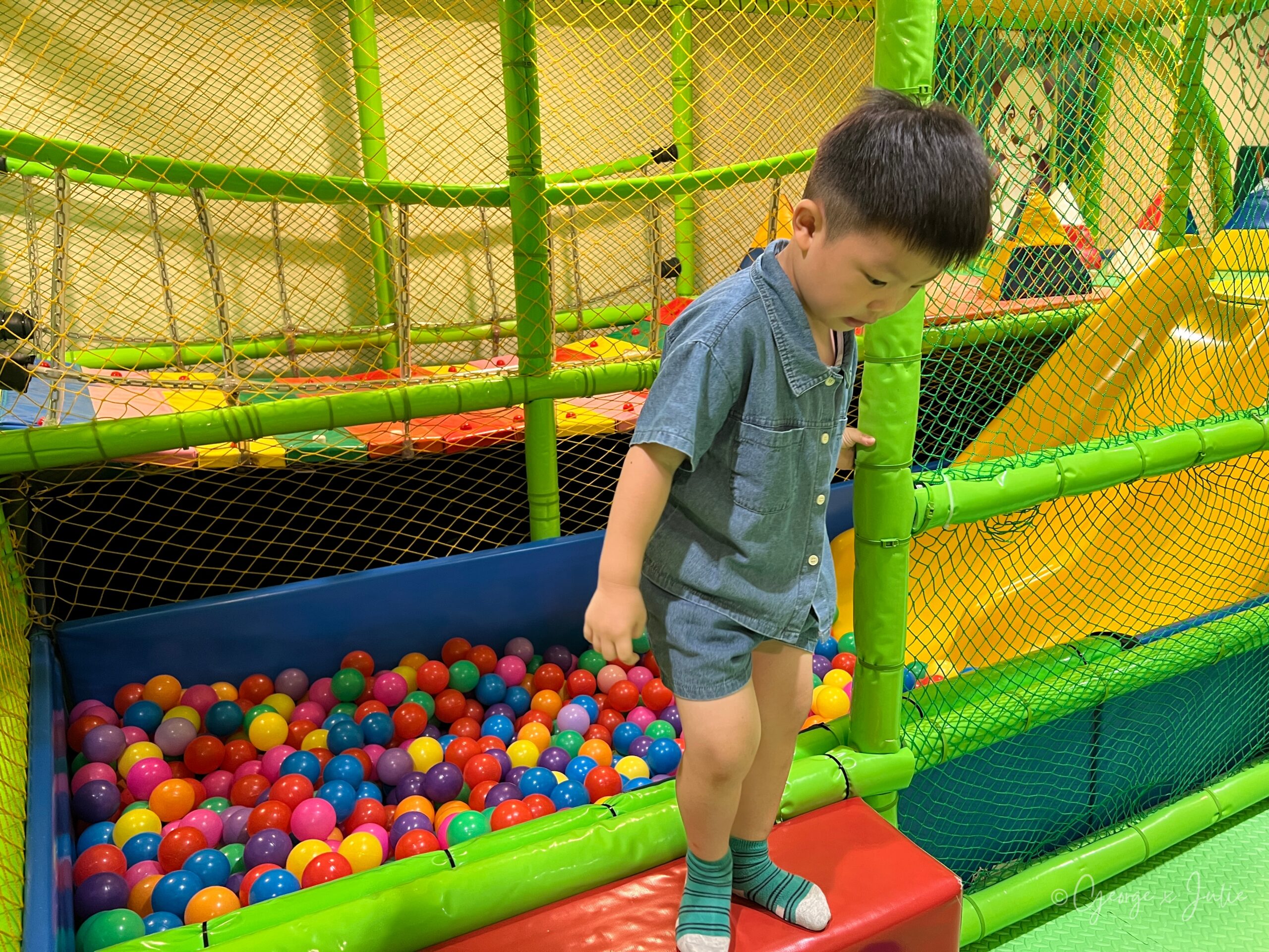 Jensen 在遊戲室玩耍