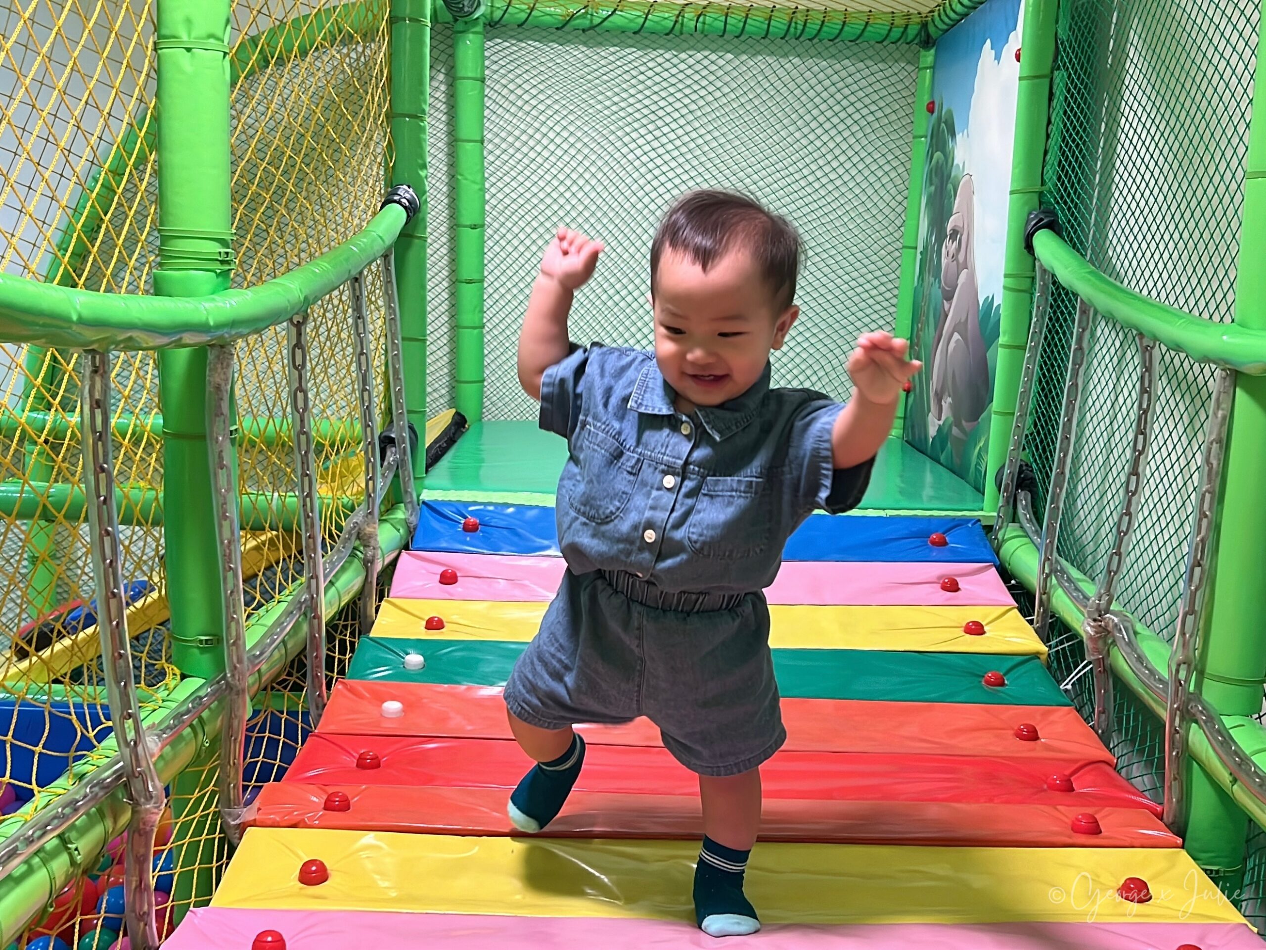 1 歲寶寶在軟墊區