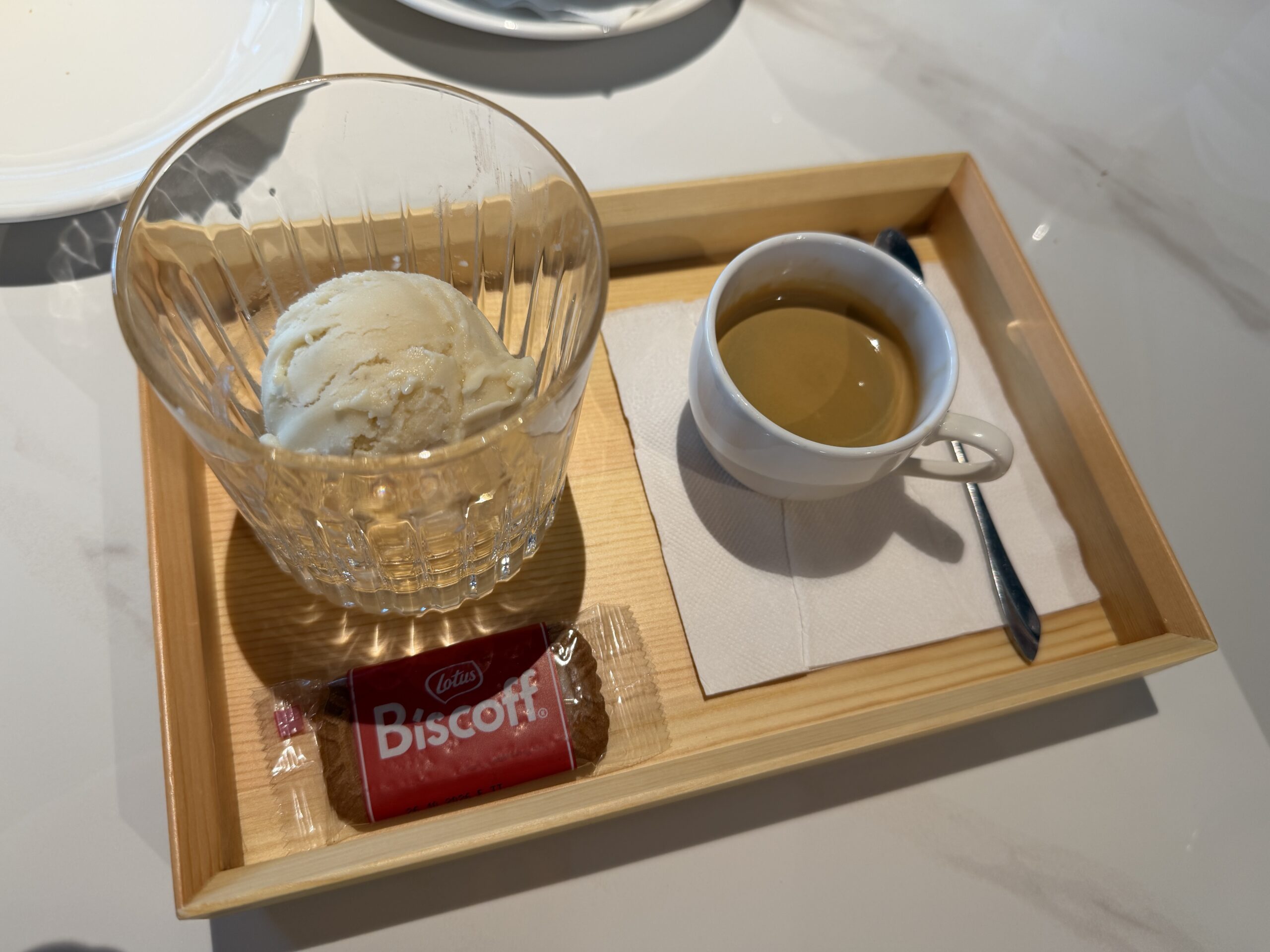 阿芙佳朵，香草冰淇淋配熱咖啡與Biscoff餅乾
