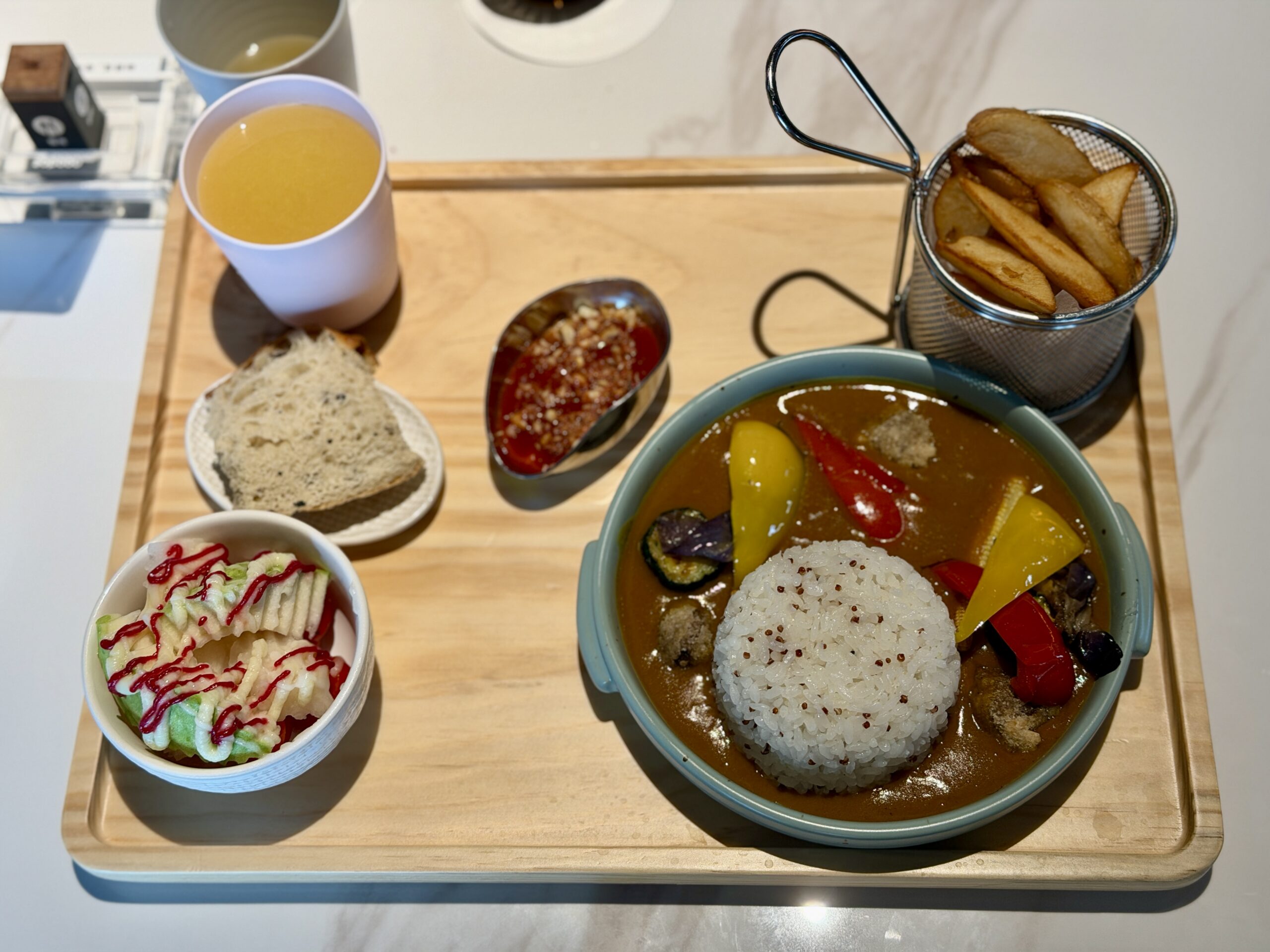 兒童餐咖哩飯整盤，咖哩燉時蔬蓋飯、薯條、涼拌時蔬與麵包