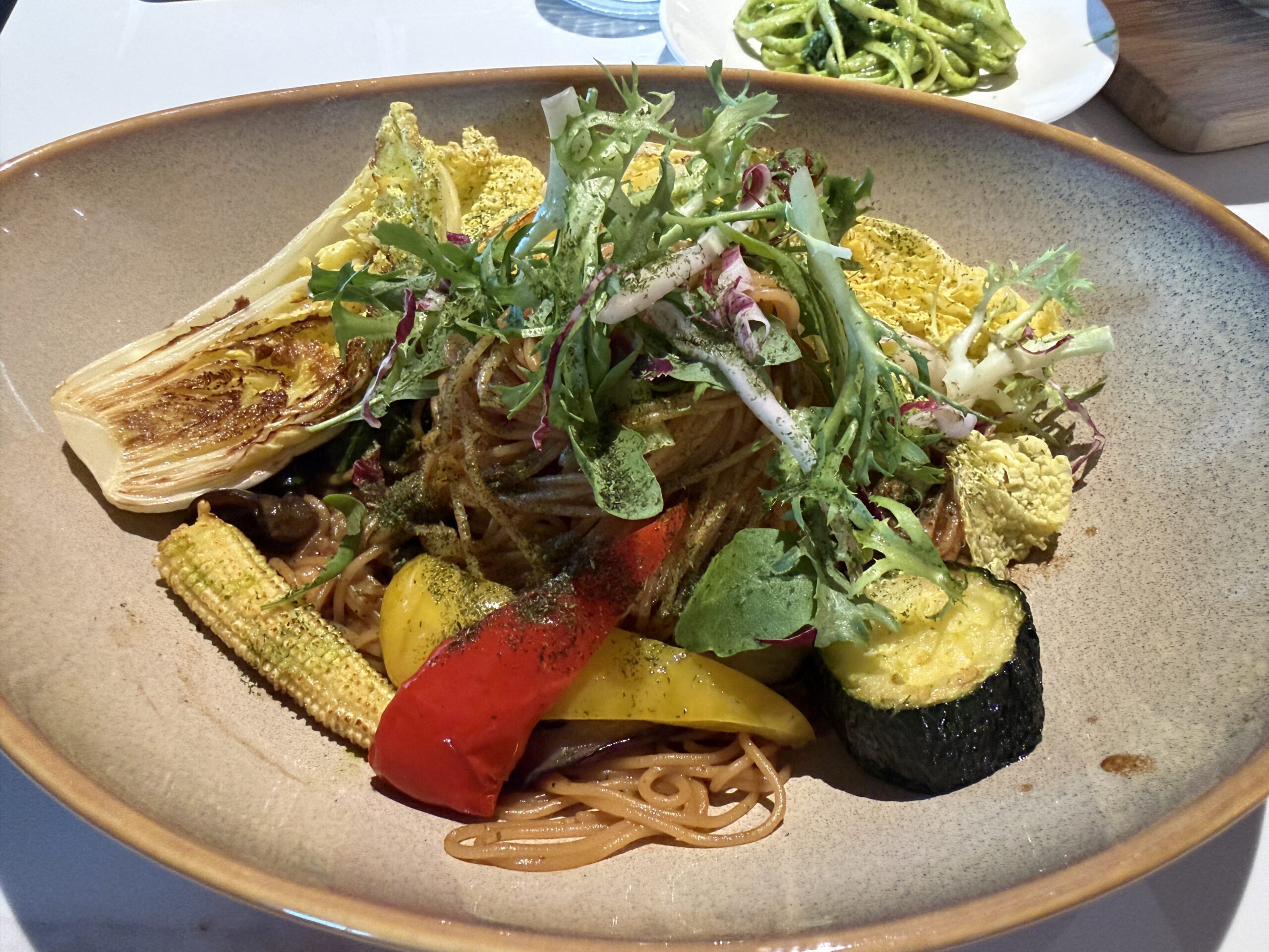 赤味噌天使髮細麵，配烤節瓜、彩椒、玉米筍與烤娃娃菜
