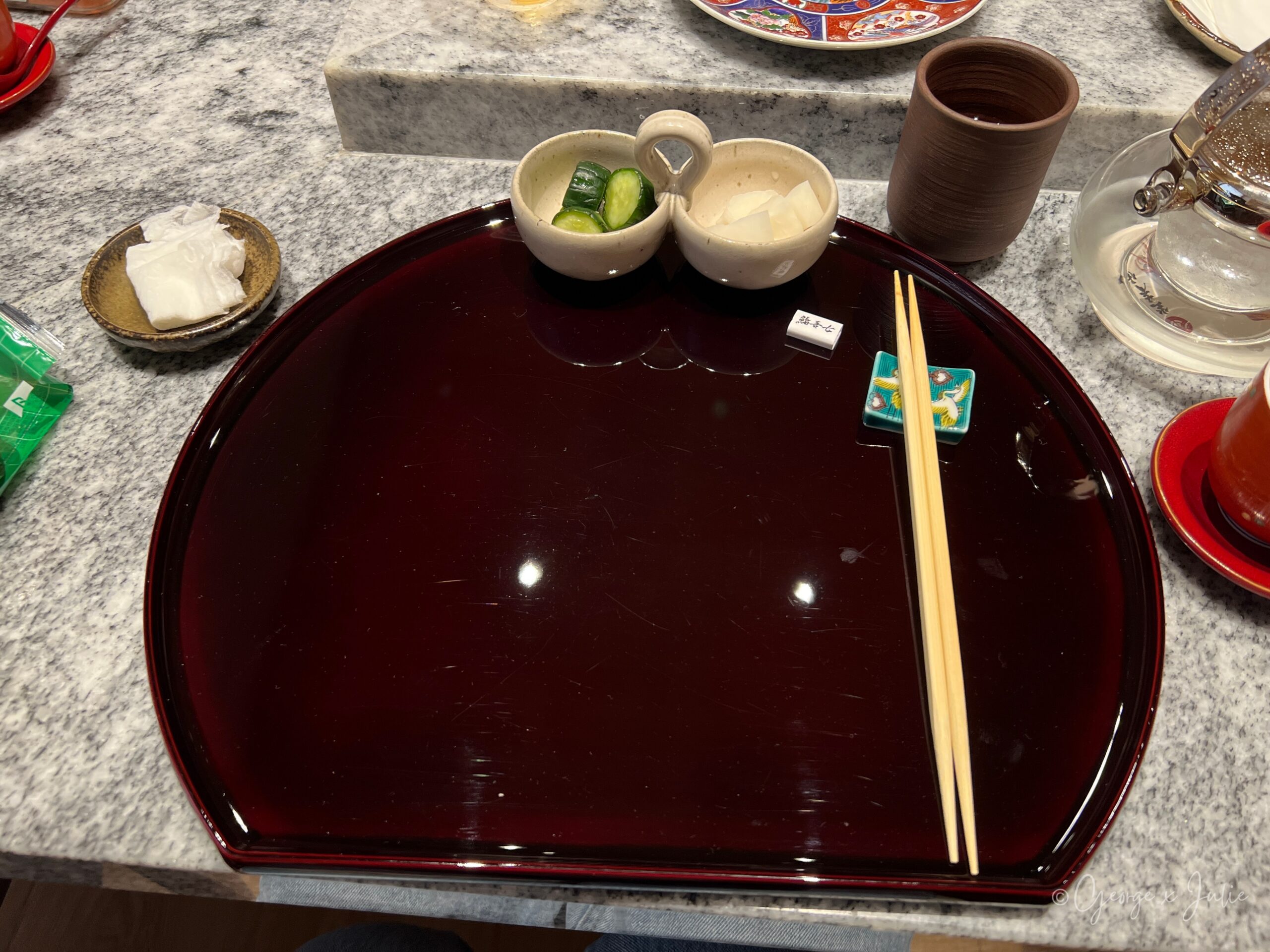 漆器圓盤、筷子與開胃小菜，入座後的第一眼