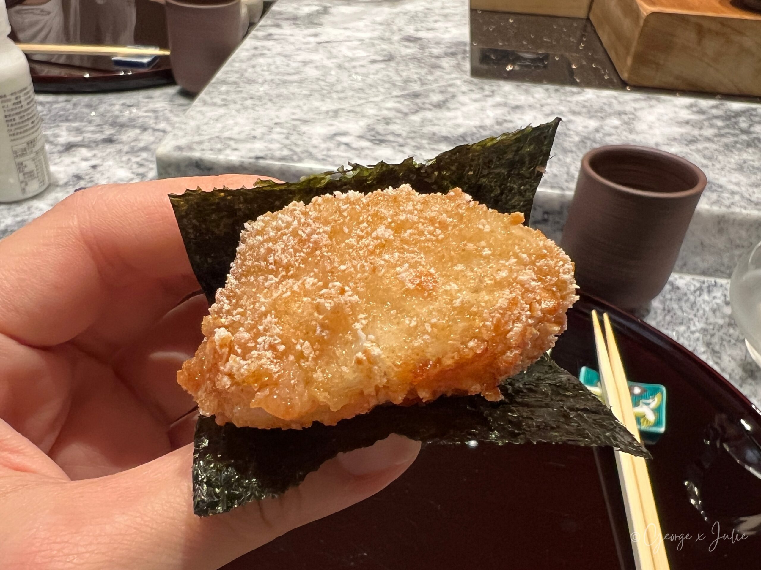 北海道干貝天婦羅，海苔包裹、外皮酥脆，手持展示