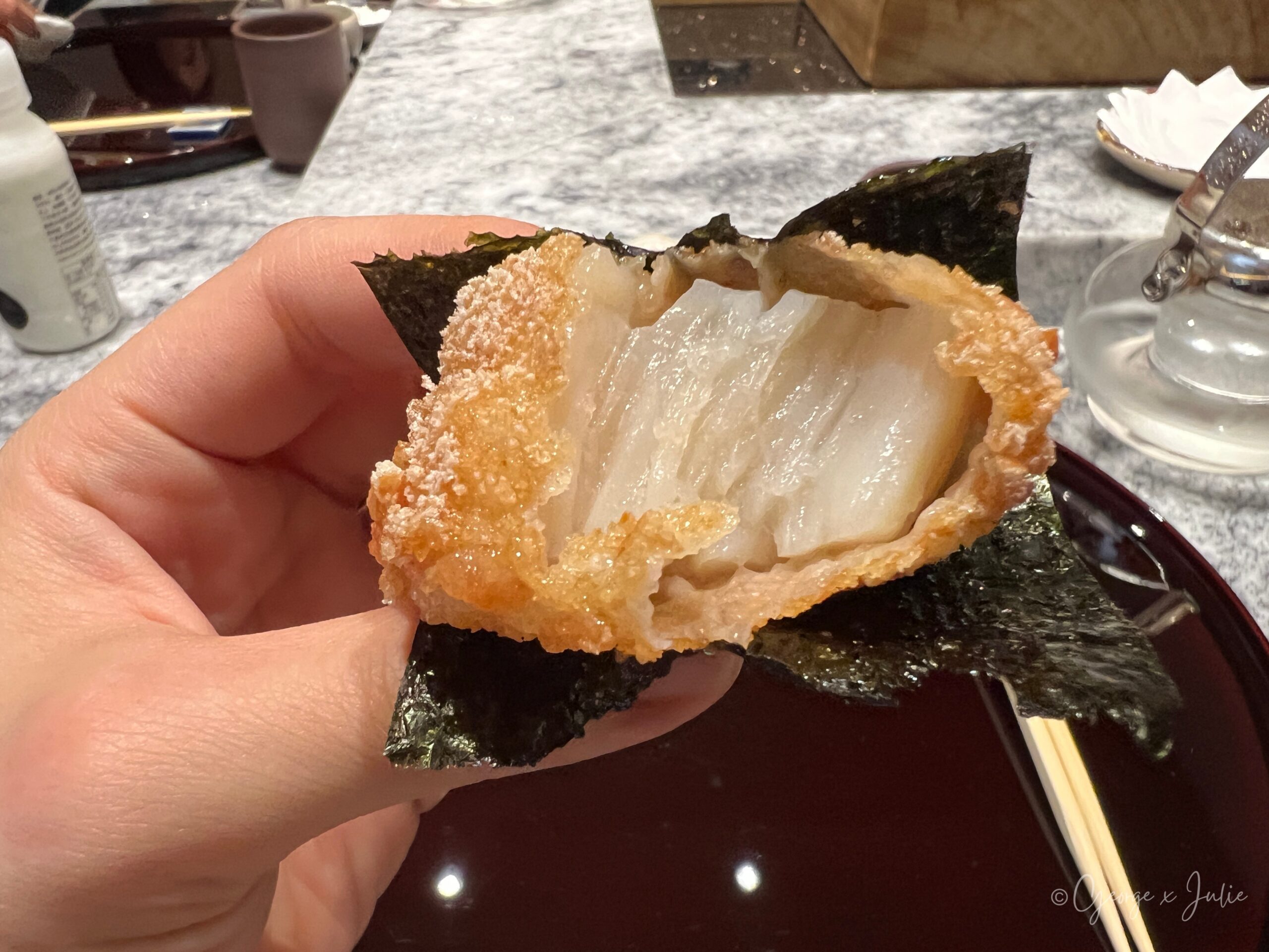 干貝天婦羅剖面，切開可見白色干貝肉的分層紋理
