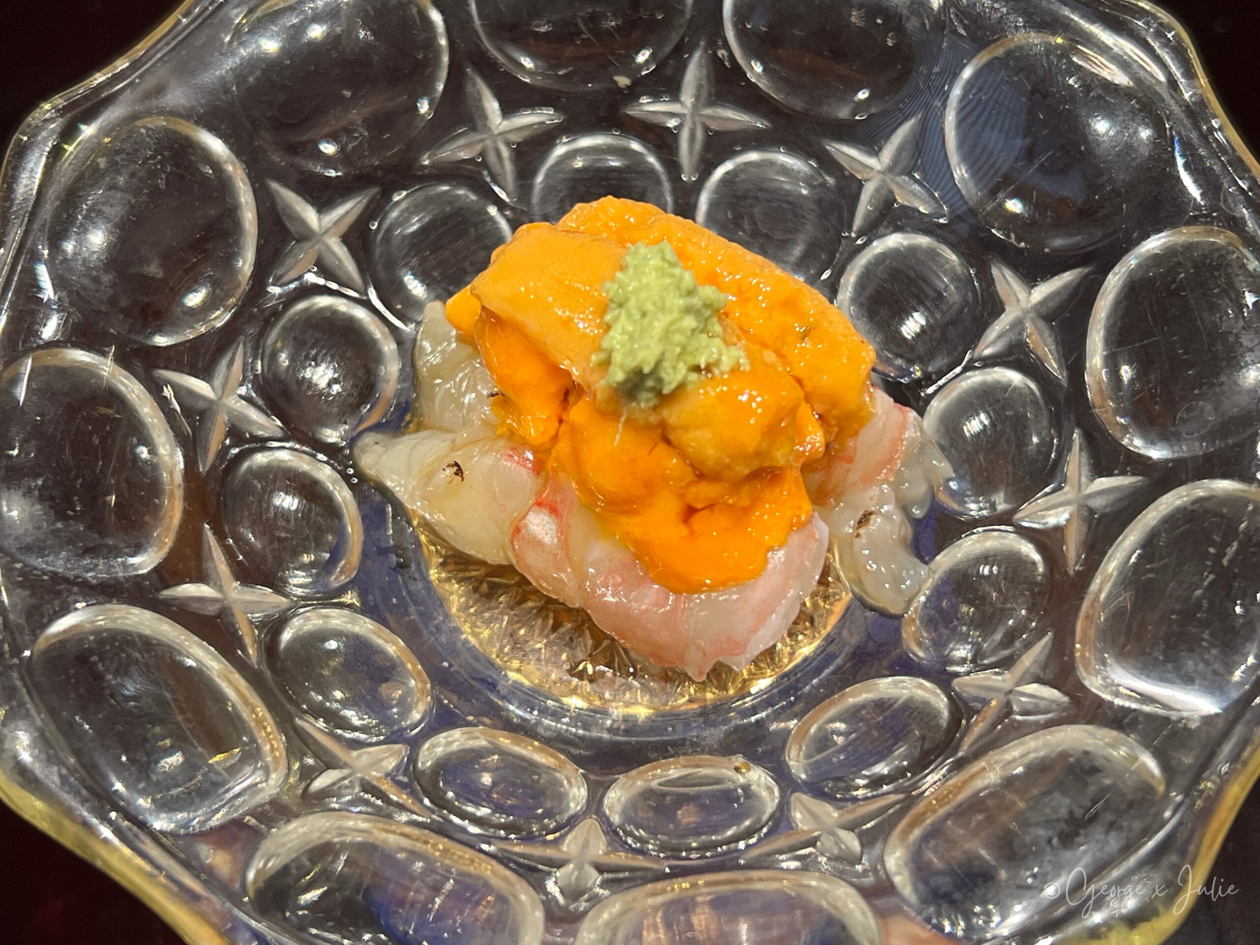 牡丹蝦配馬糞海膽，盛在玻璃高腳碗，橘色海膽疊在蝦肉上