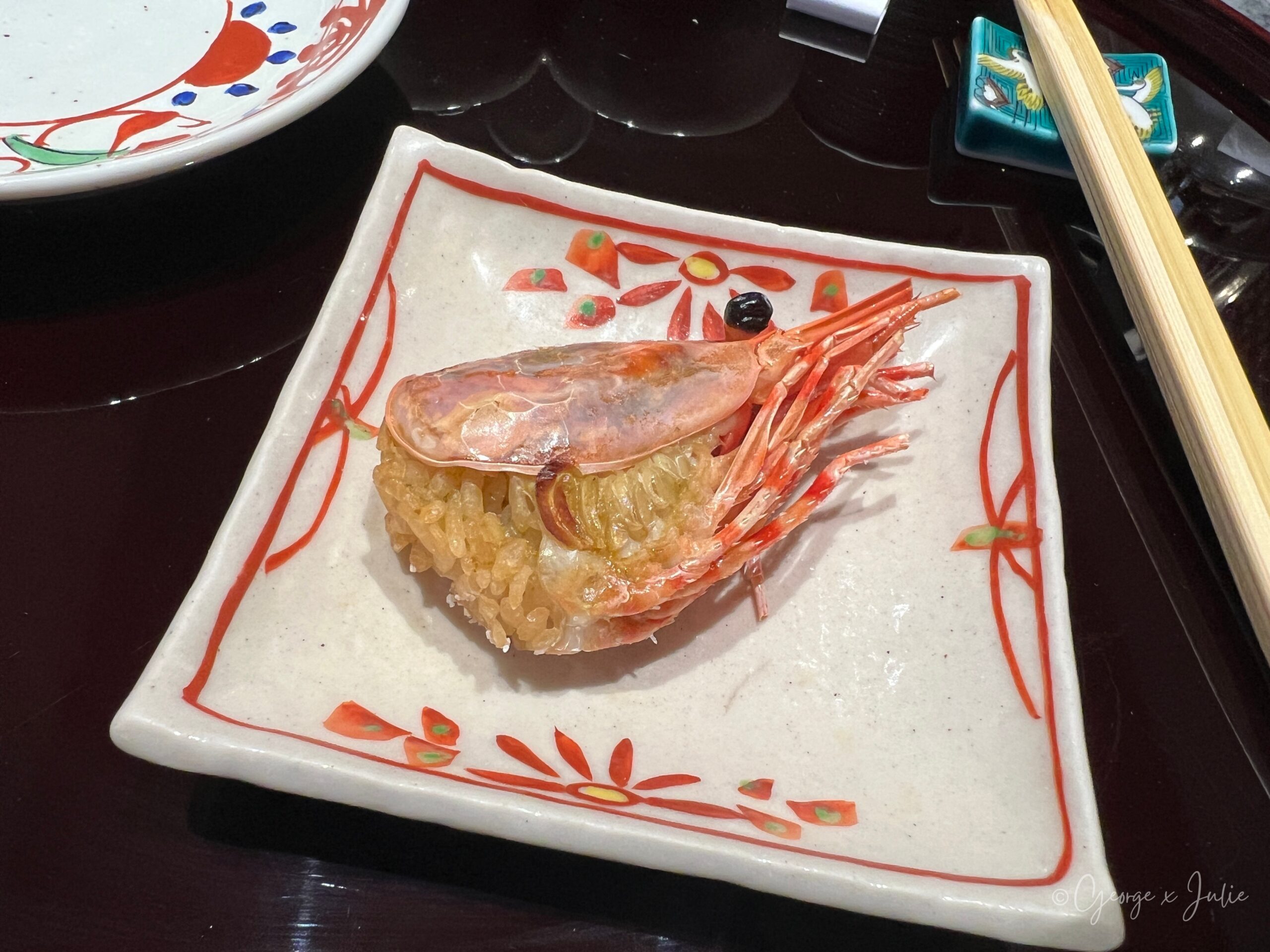 炸龍蝦頭，完整蝦頭炸至酥脆，盛在小方盤