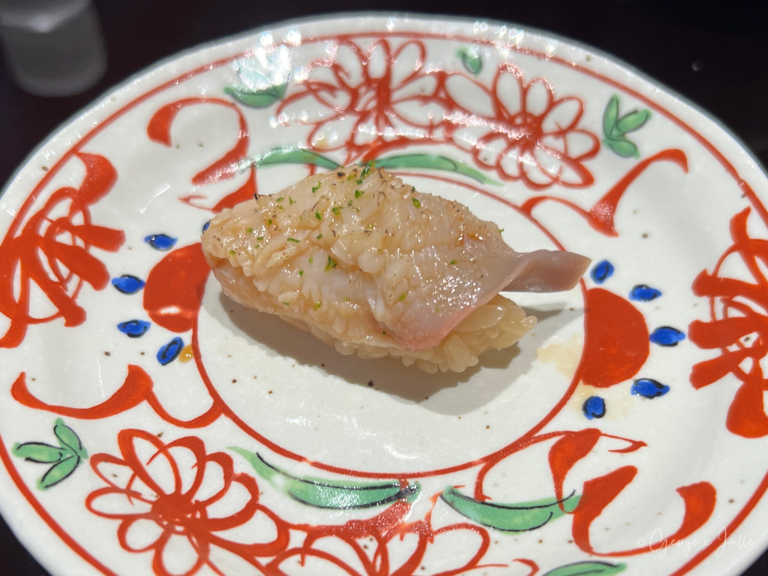 金目鯛炙燒握壽司，皮面帶炙燒焦香，盛在花紋圓盤