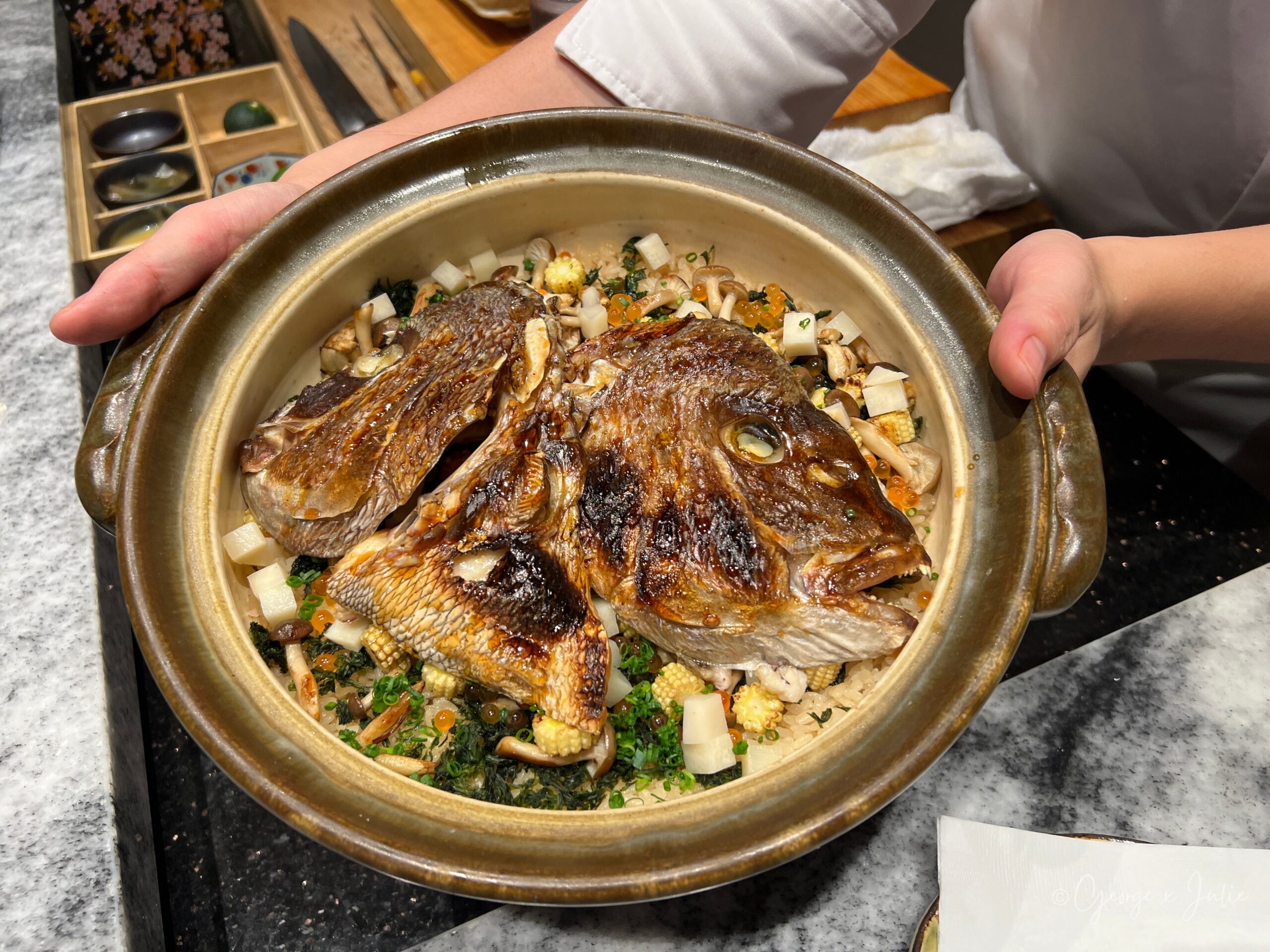 金目鯛炊飯，整條金目鯛燒至焦香，盛在土鍋米飯上