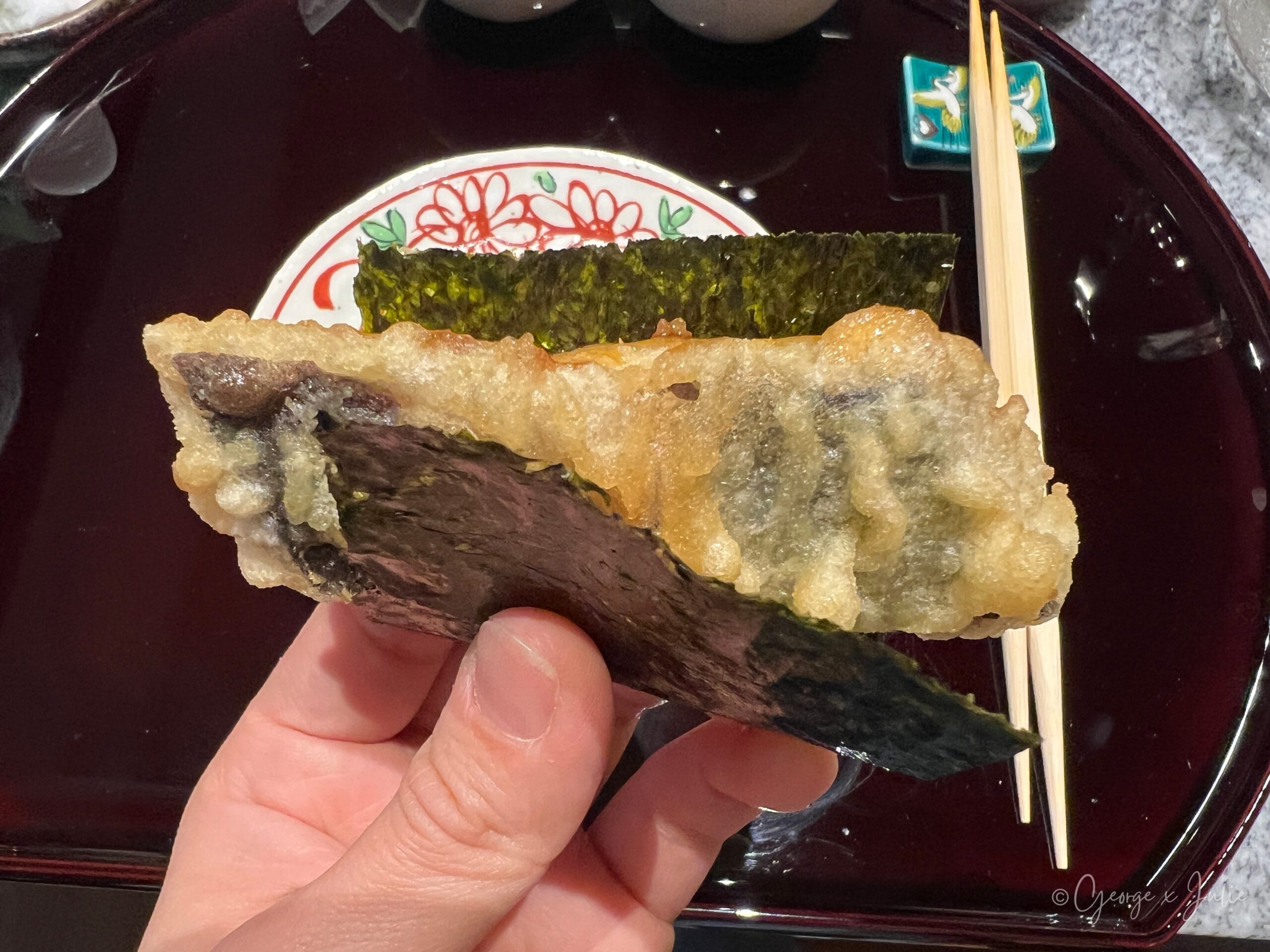 鰻魚天婦羅，炸鰻魚包在海苔中，手持展示外觀