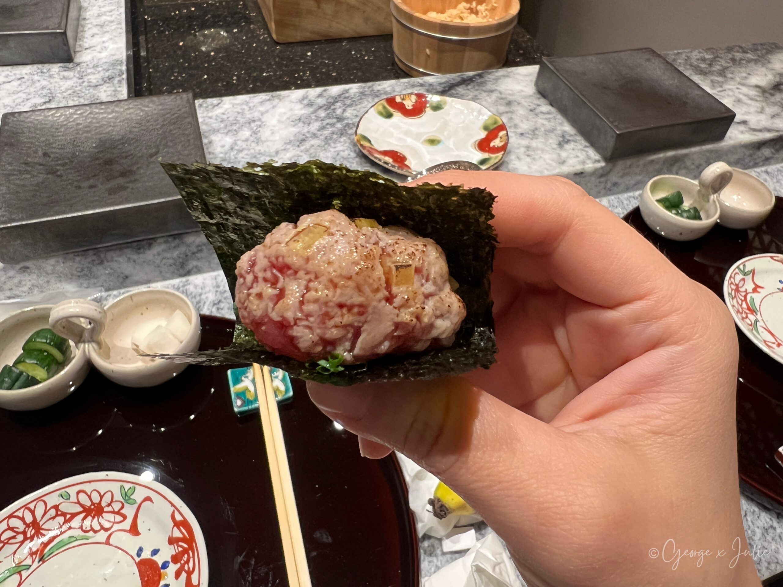 鮪魚泥手捲，手持，可見紅色鮪魚泥