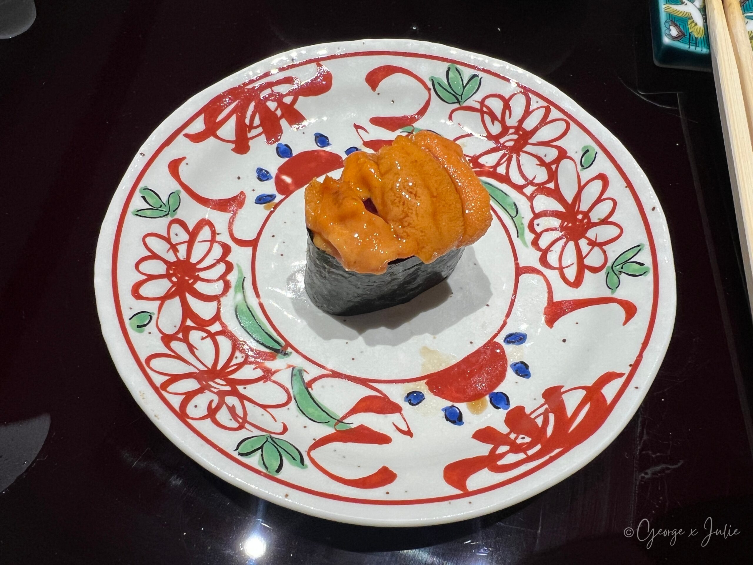 海膽軍艦壽司，橘色馬糞海膽疊在飯上包海苔