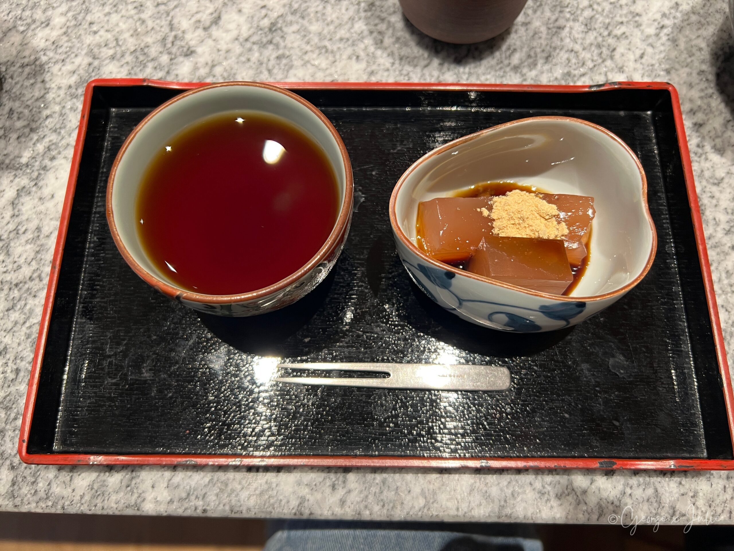 收尾甜點盤：蜜香紅茶茶碗配黑糖蓮餅，盛在黑色托盤