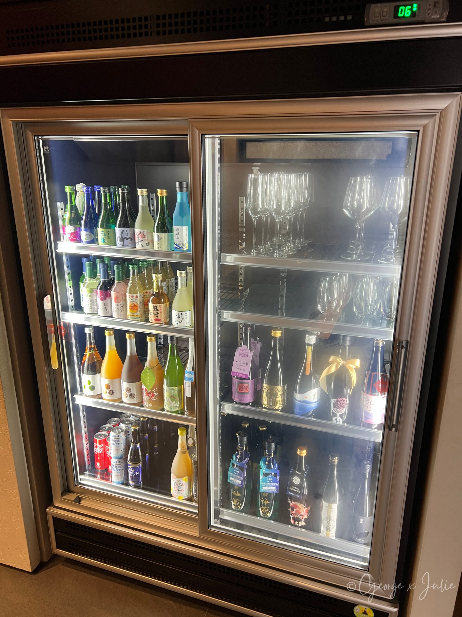 店內酒類冷藏展示櫃，香檳與日本酒