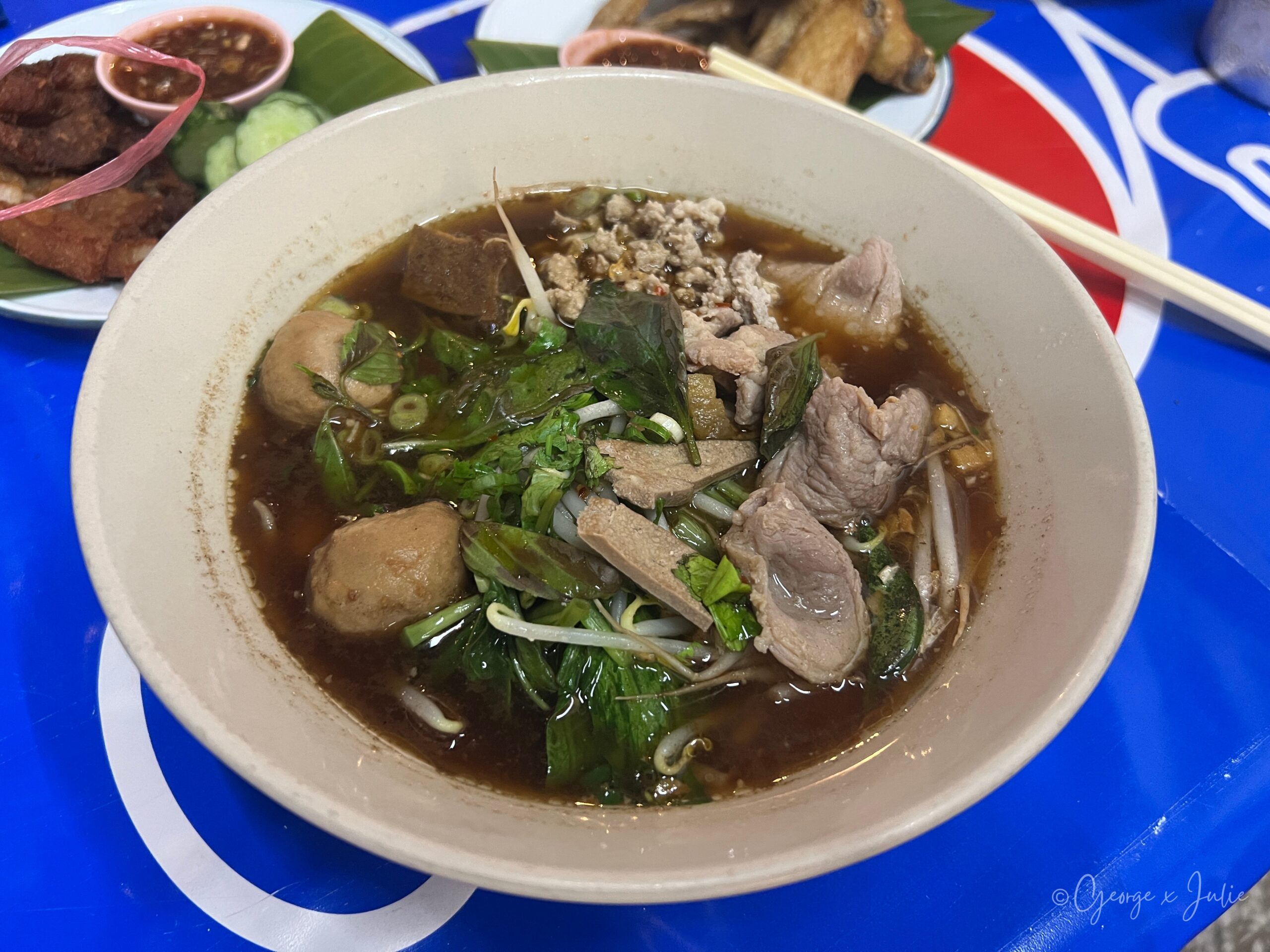 大城老船麵招牌船麵，深色湯底配料豐富