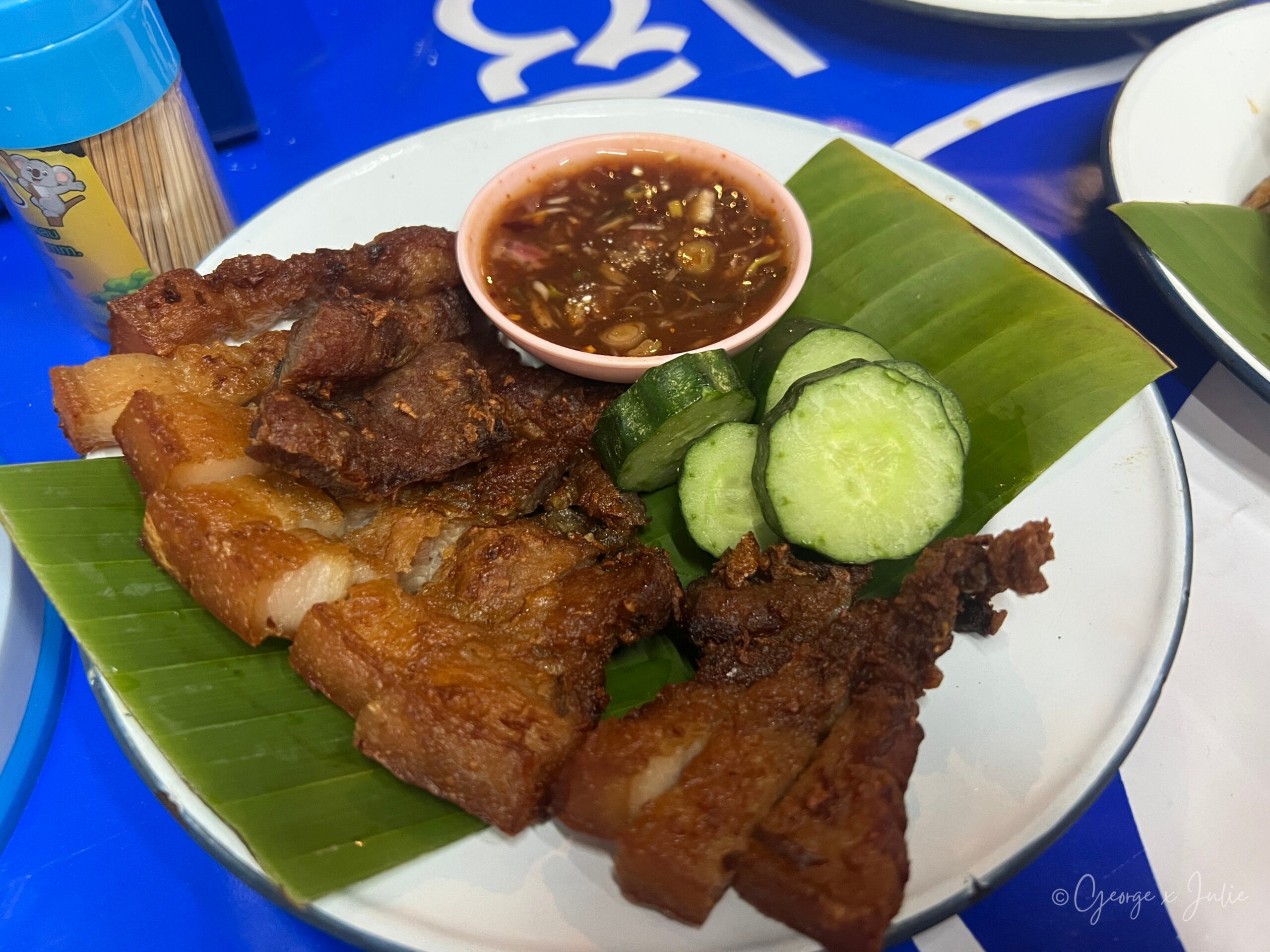 炸三層肉配泰式辣醬與小黃瓜，墊香蕉葉