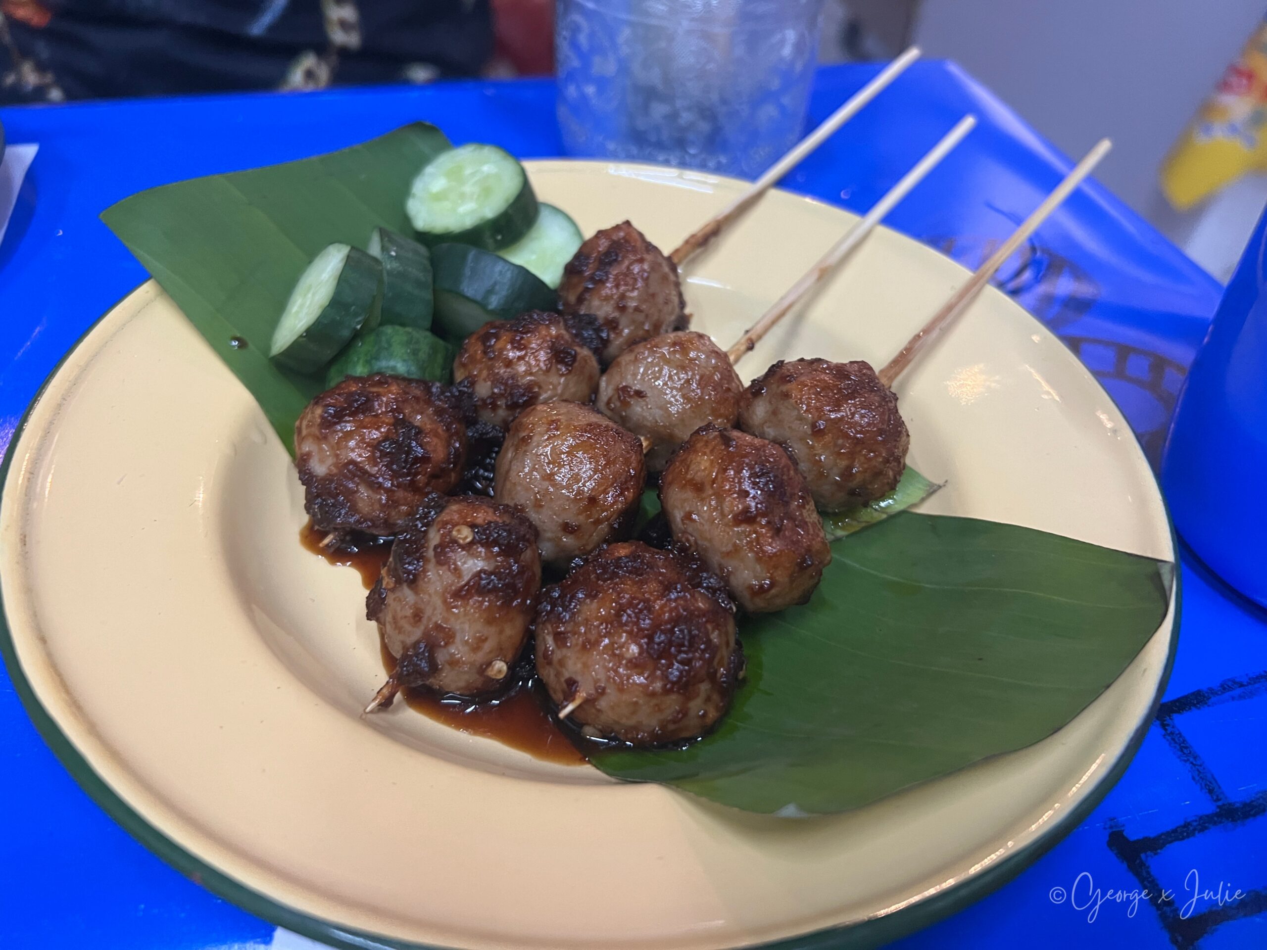 竹籤串烤肉丸，醬汁亮亮配小黃瓜