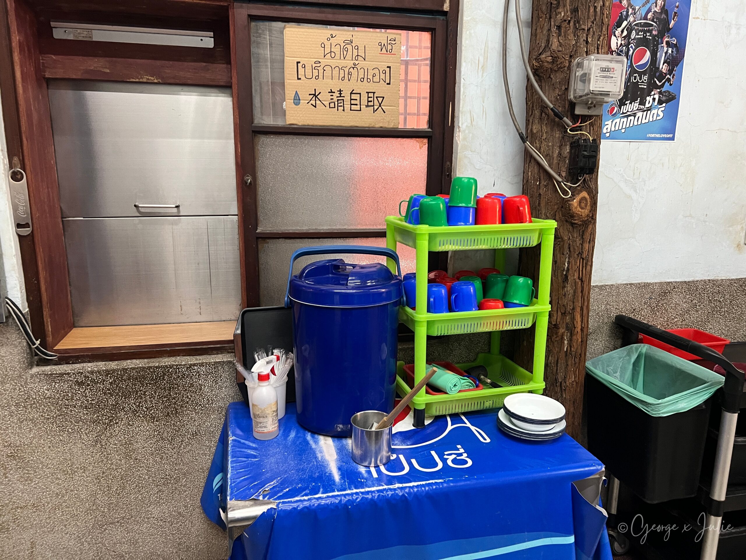 自助飲水區，牌子寫水請自取