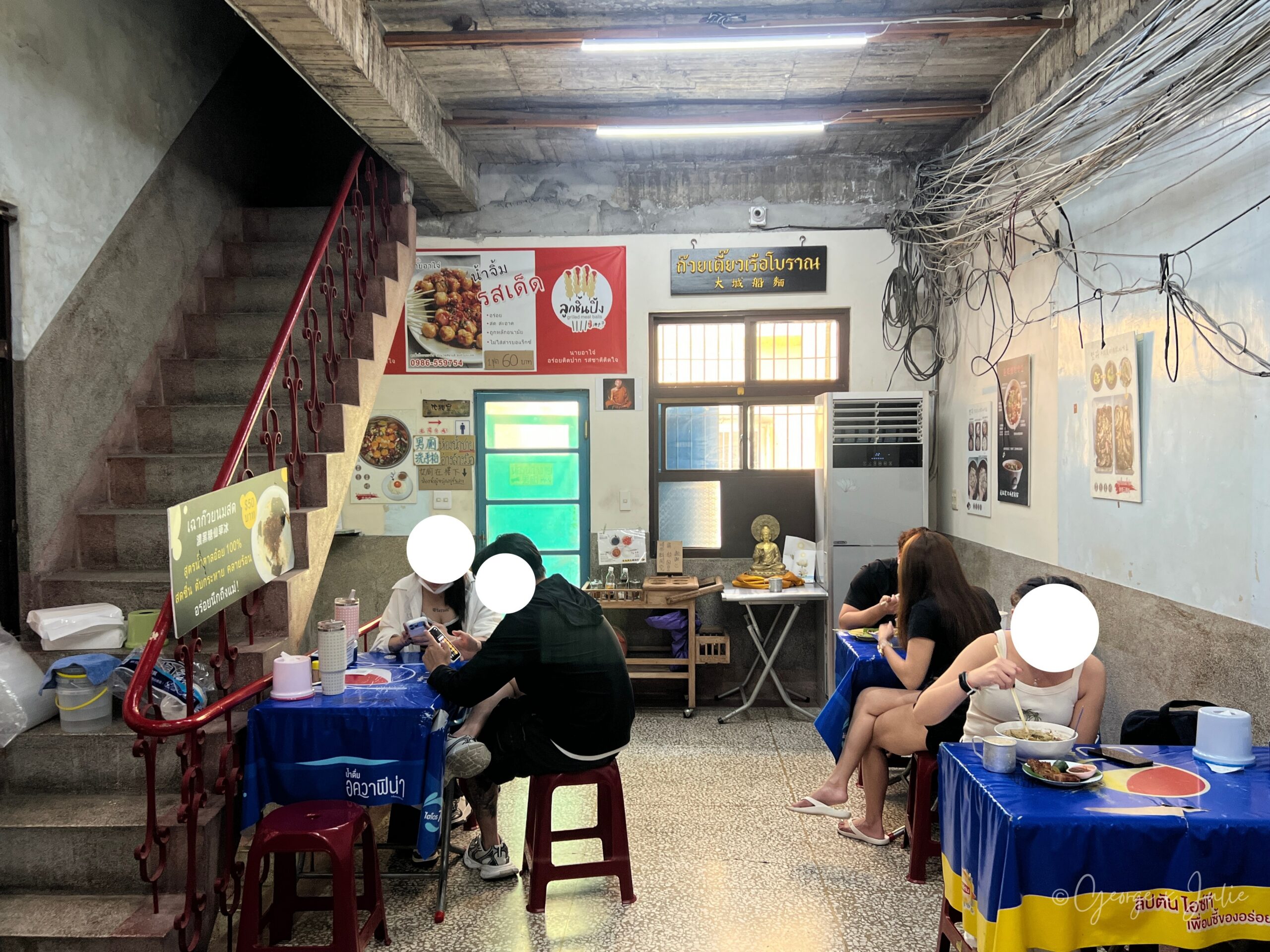 店內藍色桌布與紅色椅子的座位區