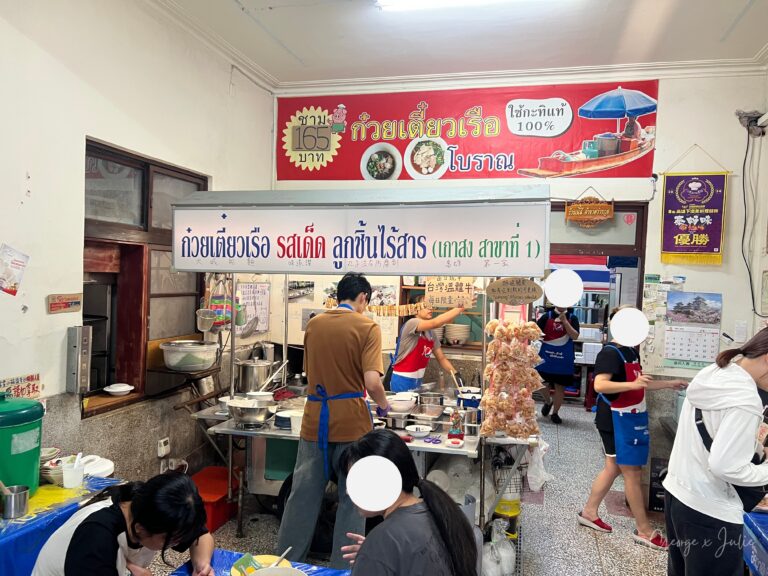 廚房點餐區，廚師正在工作，招牌寫第 1 分店