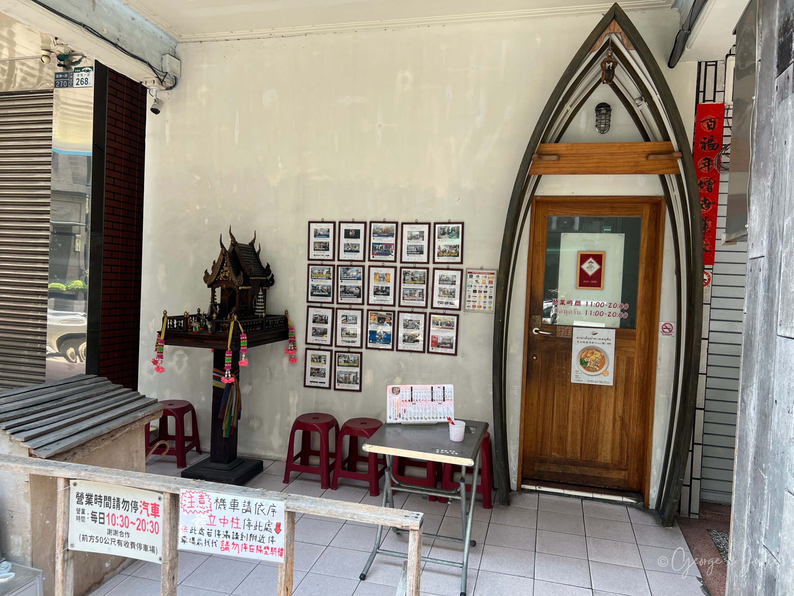 高雄大城老船麵店外的船形木門與媒體報導照片牆