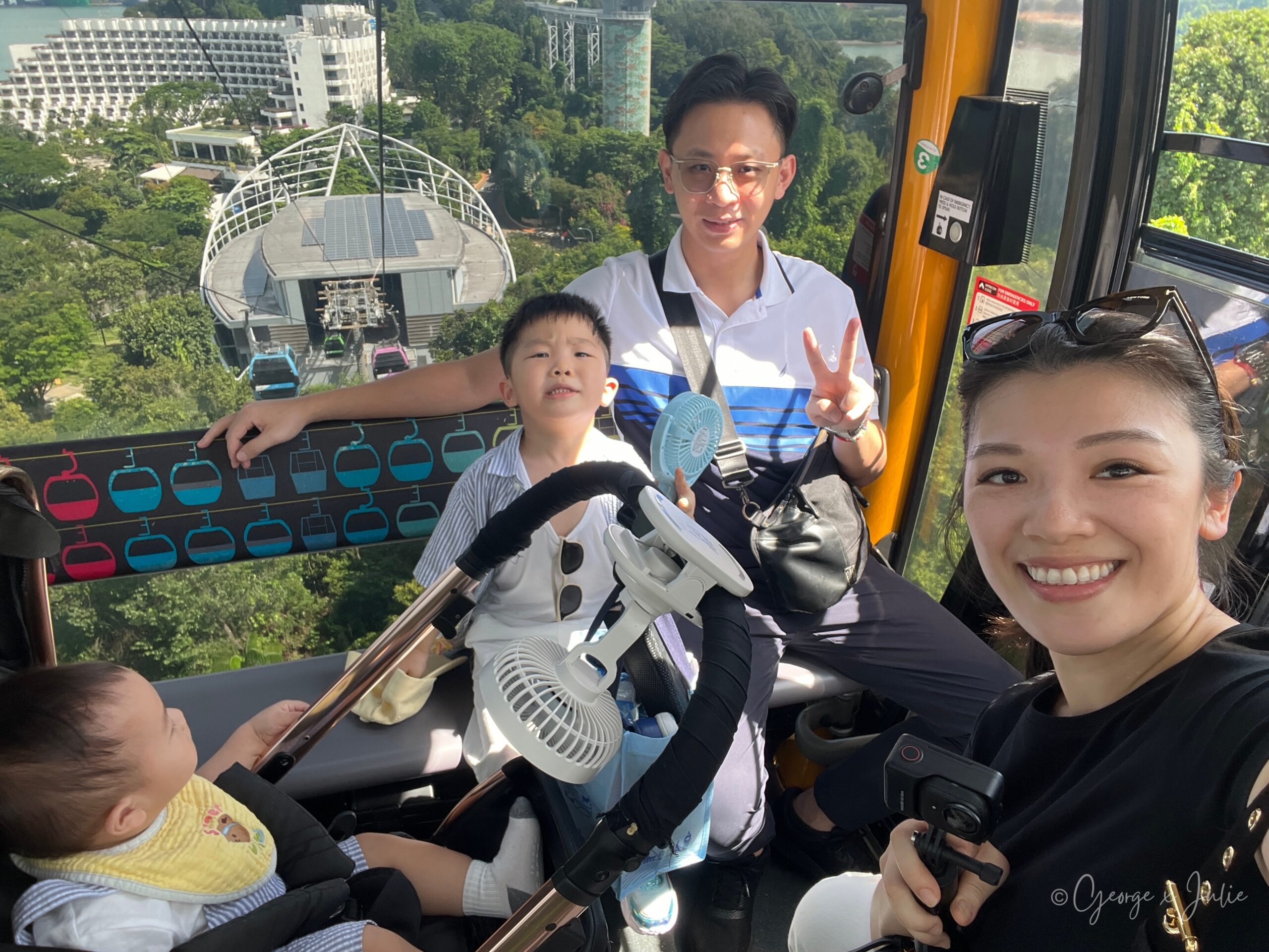 全家擠在小小車廂裡自拍，背景是 SkyHelix 的螺旋造型，笑到沒有人看鏡頭