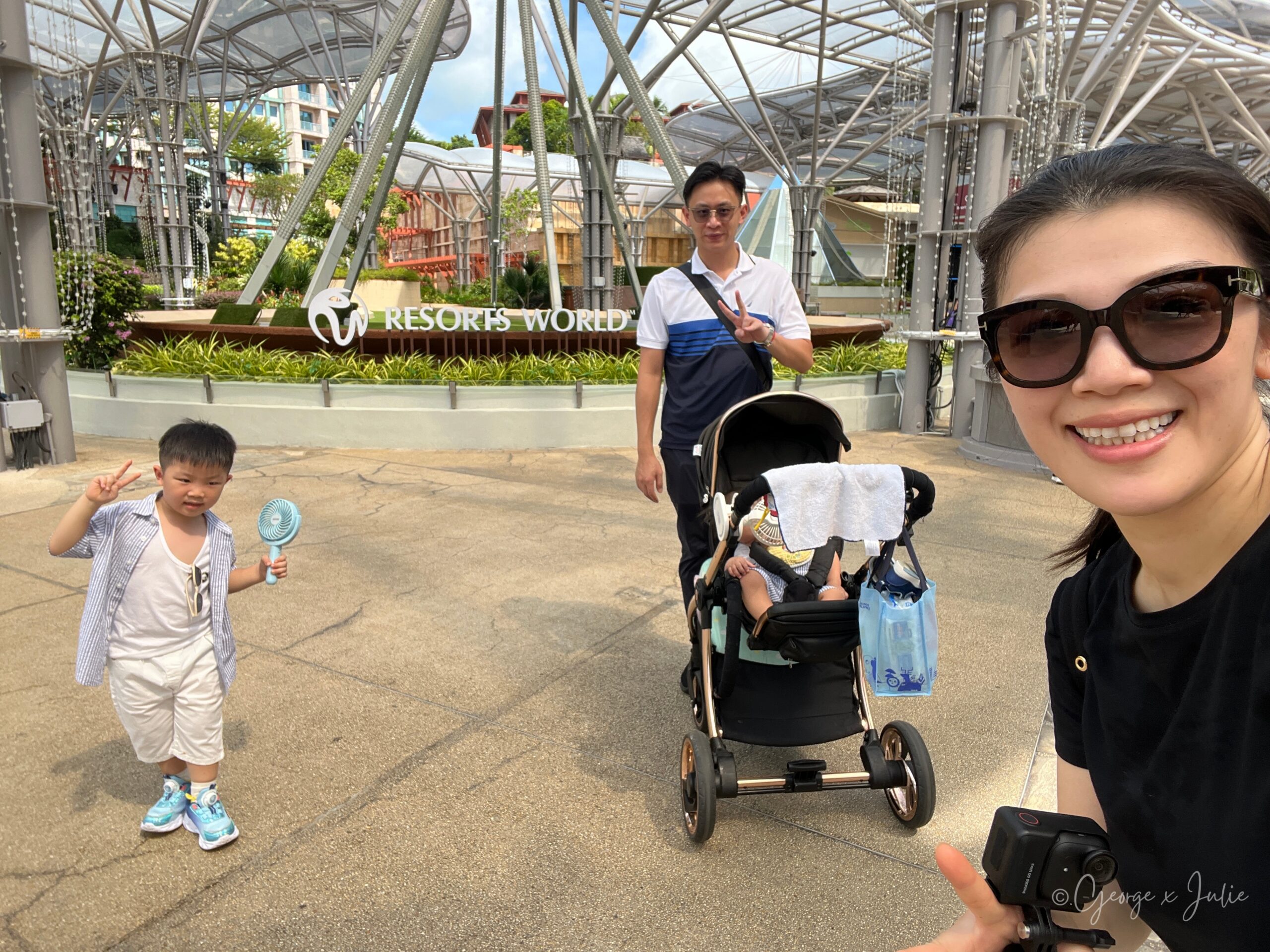 全家在名勝世界（Resorts World Sentosa）入口前自拍，環球影城還沒進去，但笑容已經全開